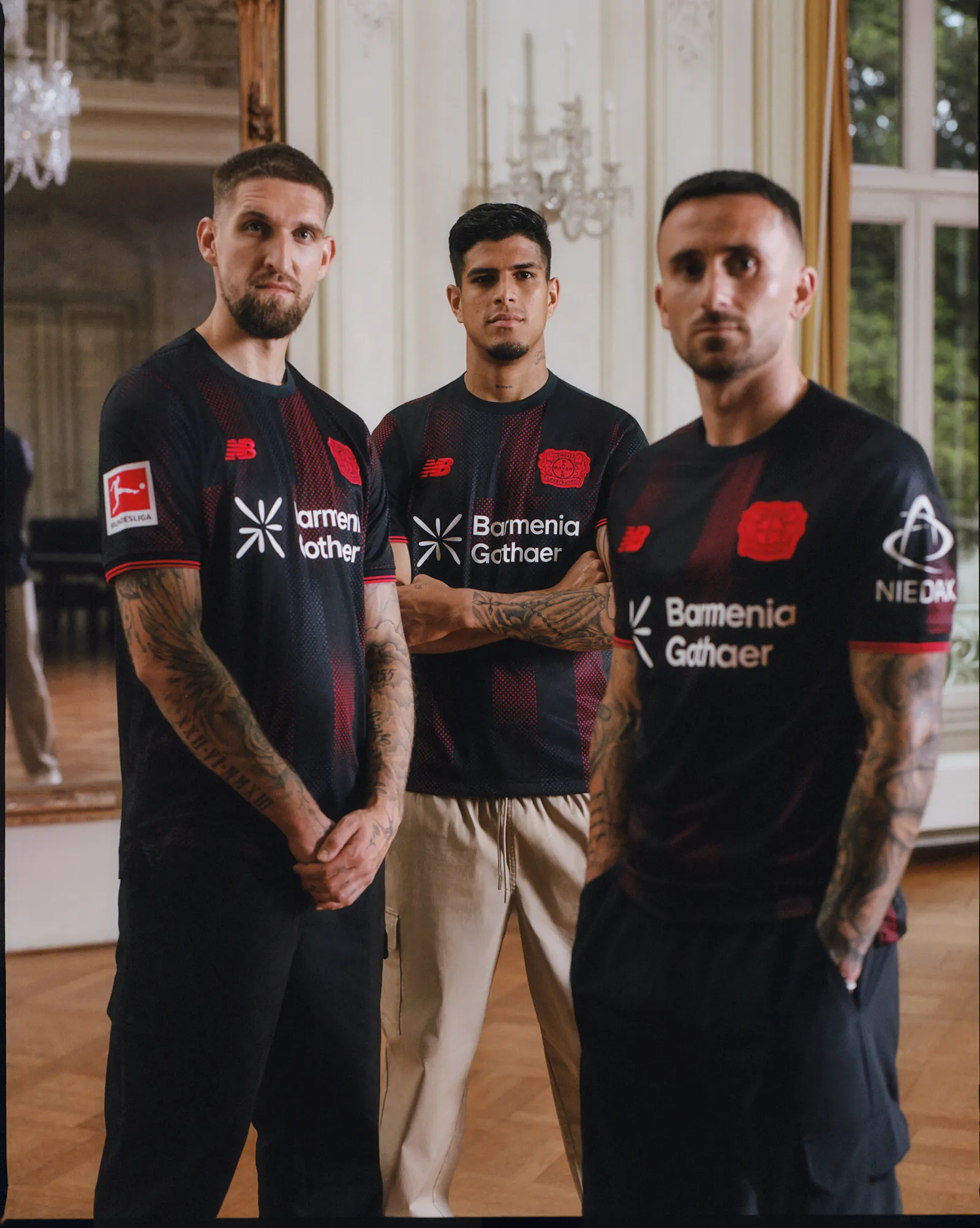 Robert Andrich, Piero Hincapie und Aleix Garcia präsentieren das Heimtrikot ihres neuen Ausrüsters. Foto: New Balance