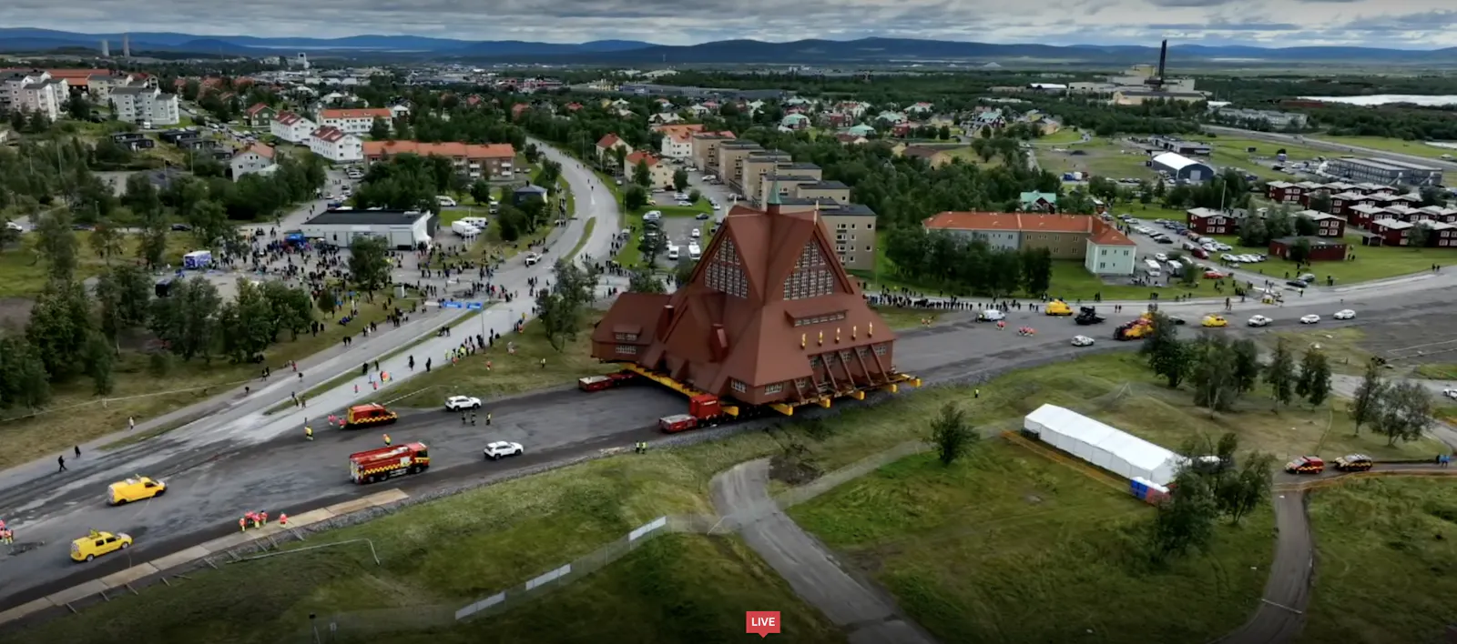 Im schwedischen Kiruna wird eine ganze Kirche mit einem Spezialtransporter fünf Kilometer umgesiedelt.