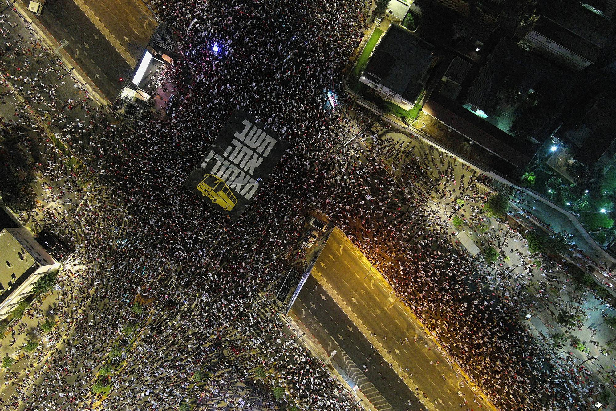 Lüftbild einer riesigen Demonstration in Tel Aviv.