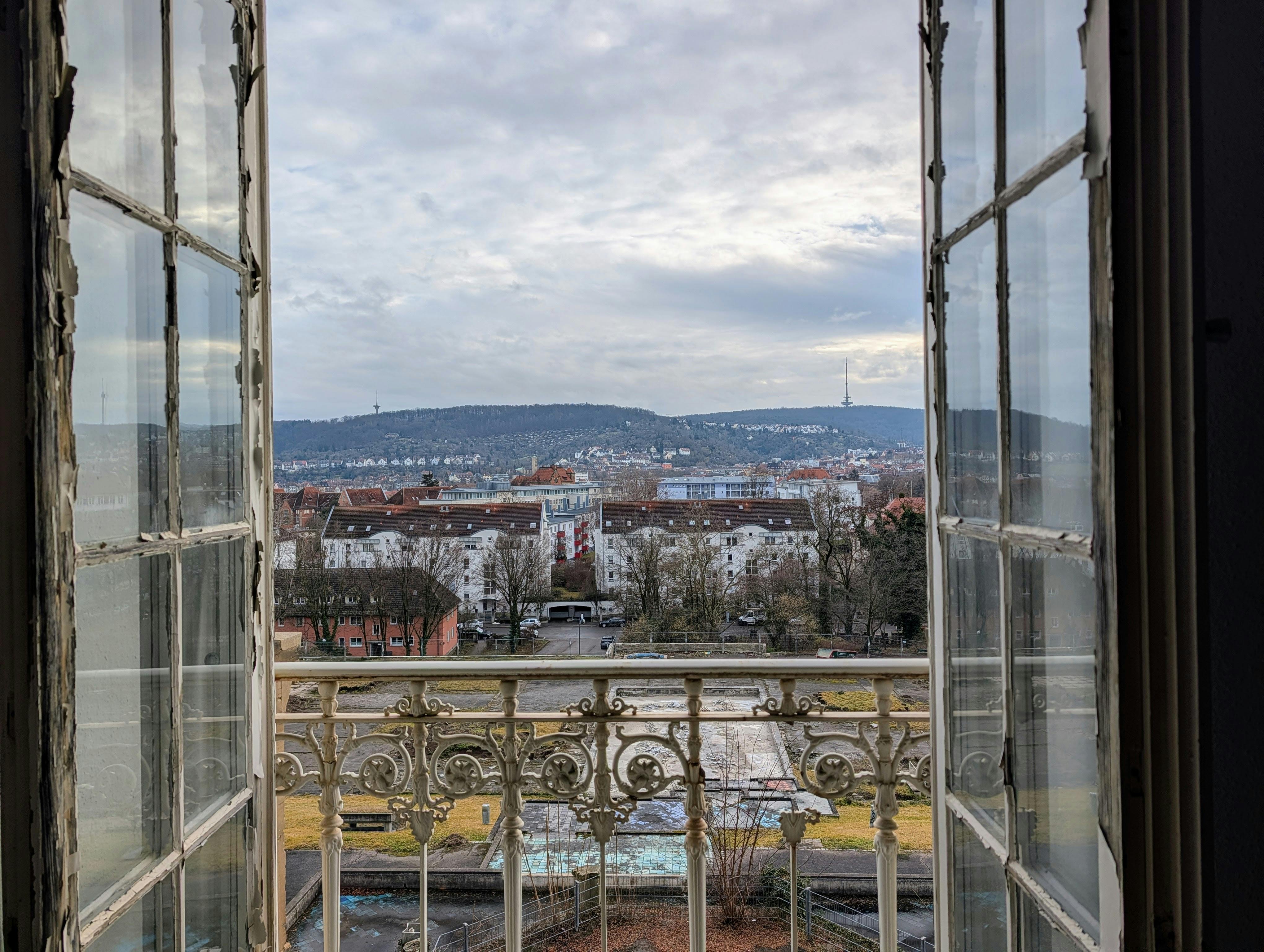 Aussicht von einem der möglichen künftigen Büroräume in der Villa Berg über die Brunnenterrassen in Richtung Stuttgart-Ost. Foto: Jürgen Brand