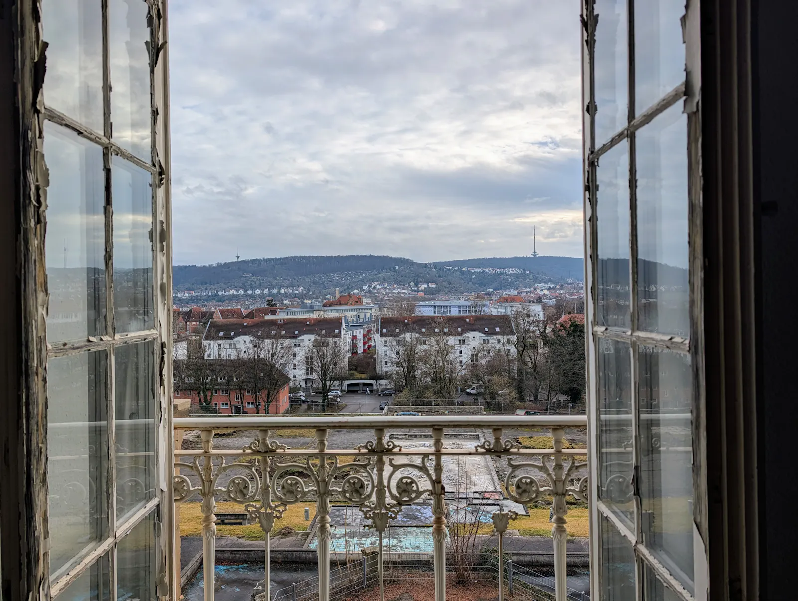 Aussicht von einem der möglichen künftigen Büroräume in der Villa Berg über die Brunnenterrassen in Richtung Stuttgart-Ost. Foto: Jürgen Brand