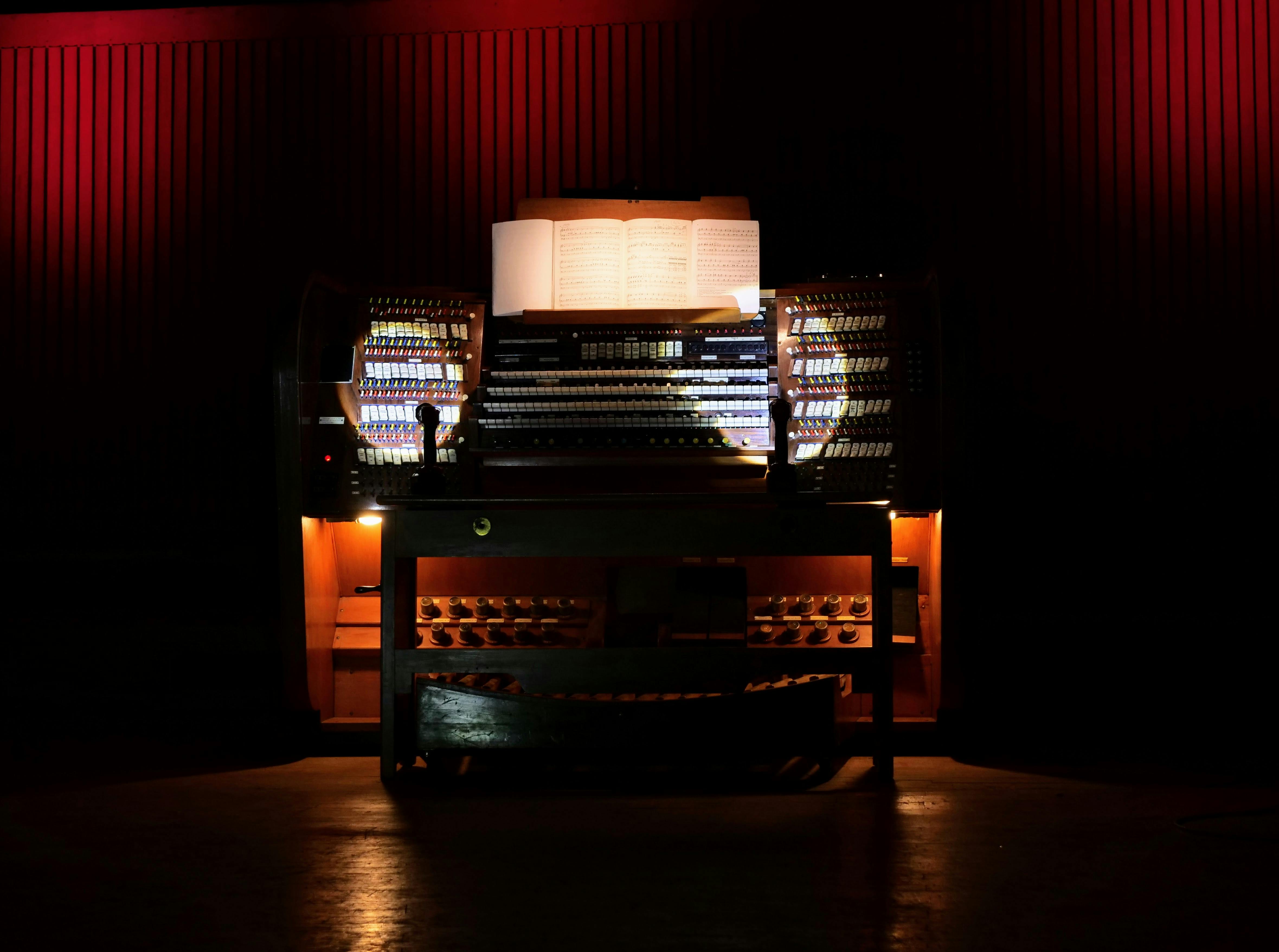 Die Orgel im großen Saal in der Villa Berg ist eine absolute Besonderheit und kann tatsächlich wieder (mit kleinen Einschränkungen) gespielt werden. Foto: Jürgen Brand