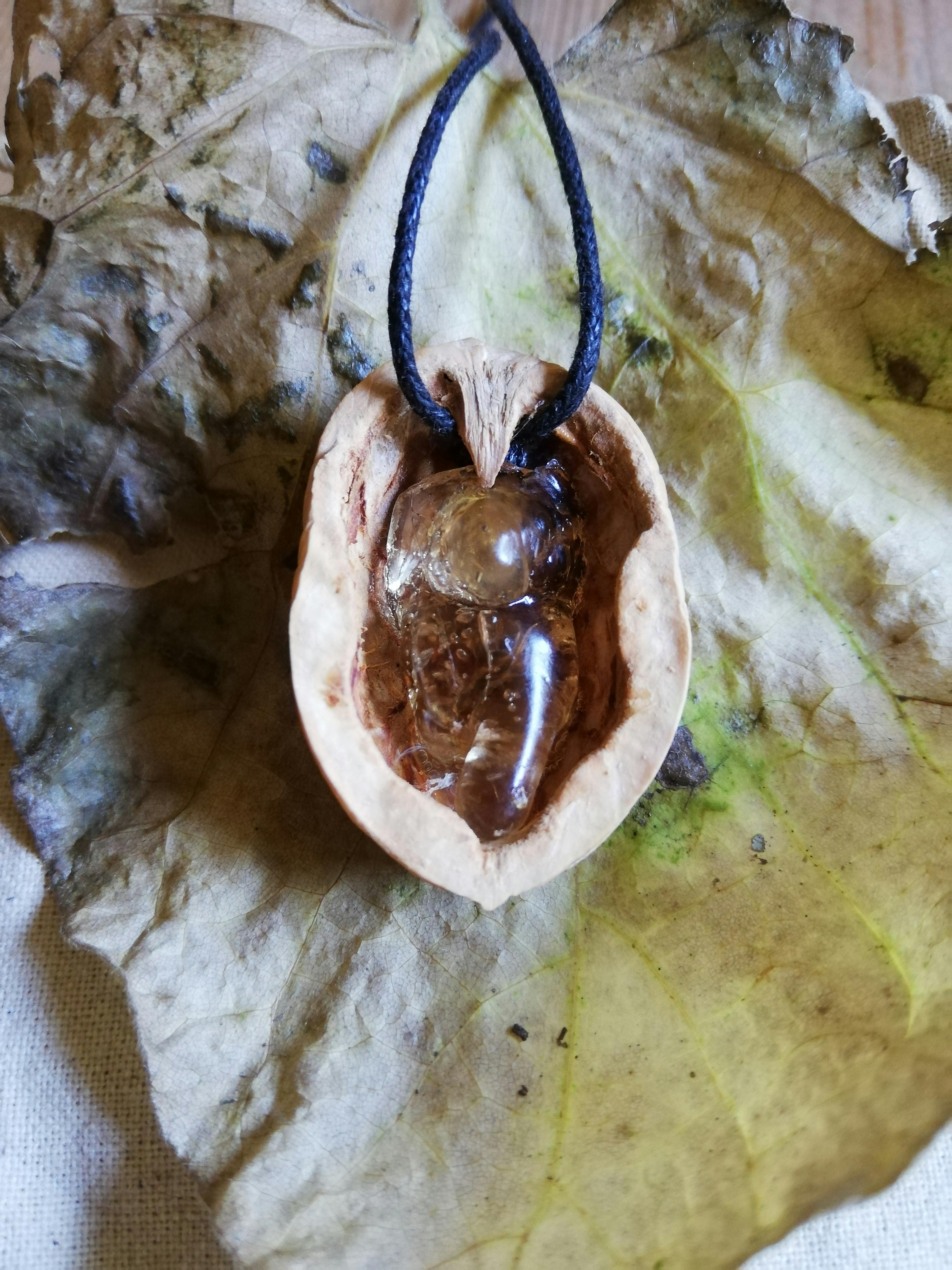 Kette aus Kirschgummi und Walnuss