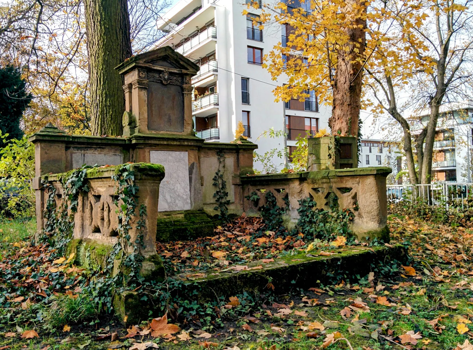 Am Rand des Parks der Villa Berg zum Stadtteil Berg hin sind noch einige alte Grabstätten zu entdecken. Foto: Jürgen Brand