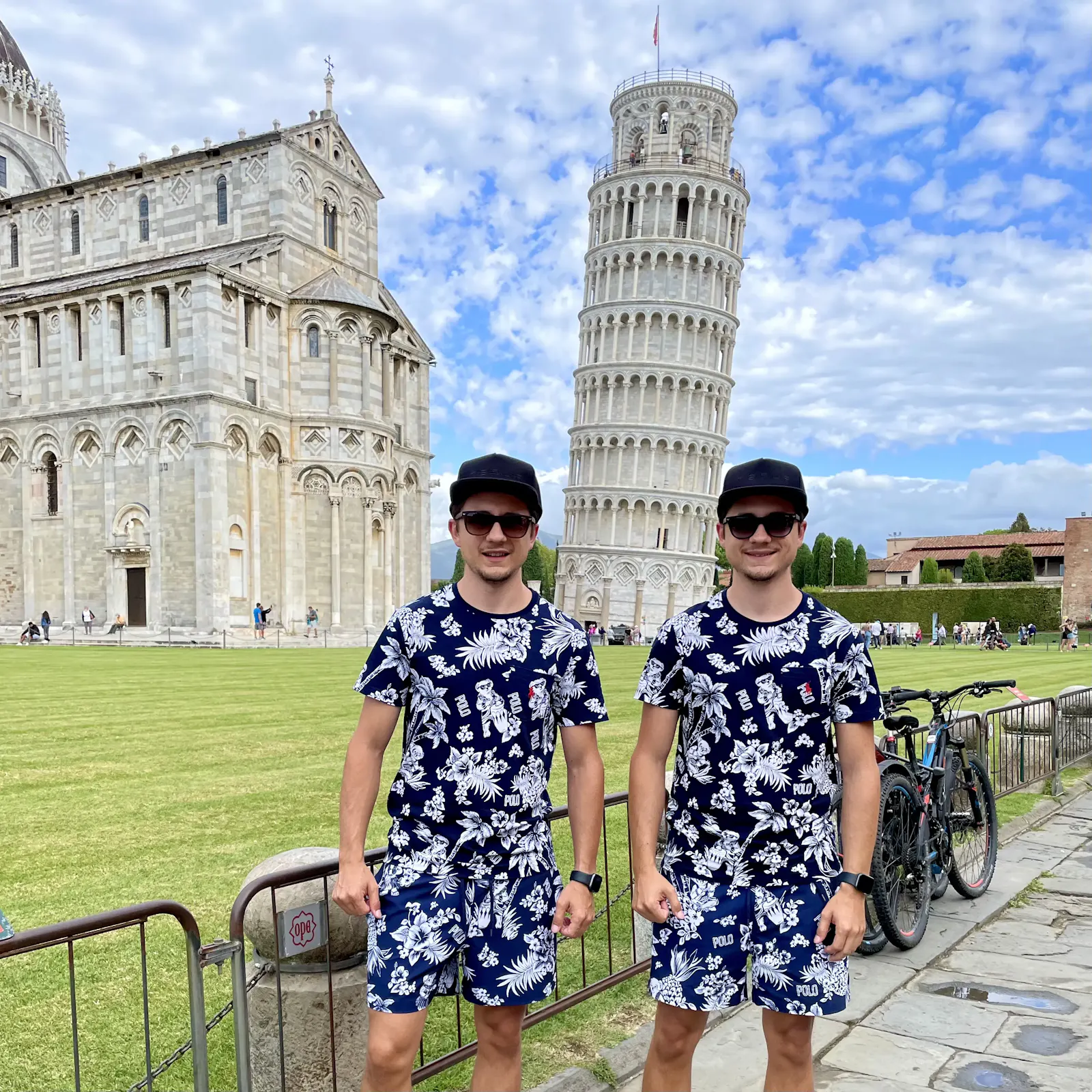 Tinz Twins am Schiefen Turm von Pisa