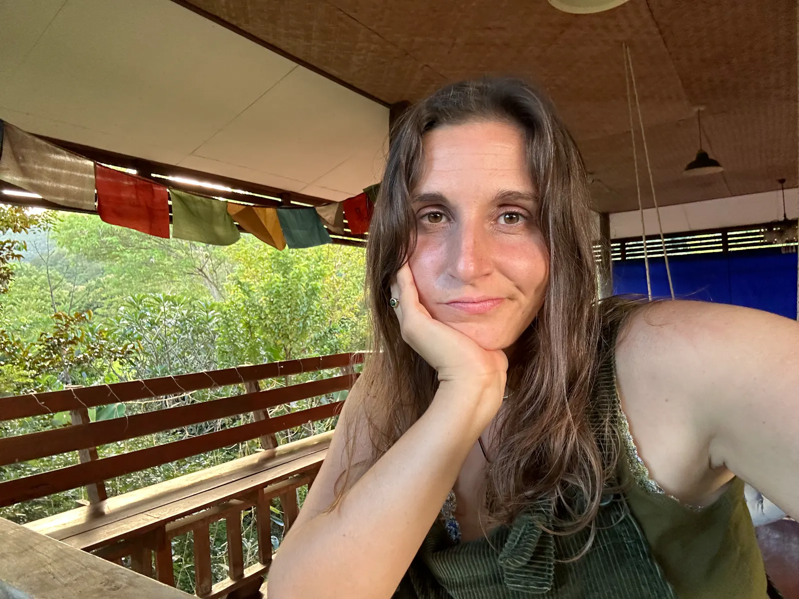 Josi sitzt auf der Terrasse ihres Hauses und schaut resigniert.
