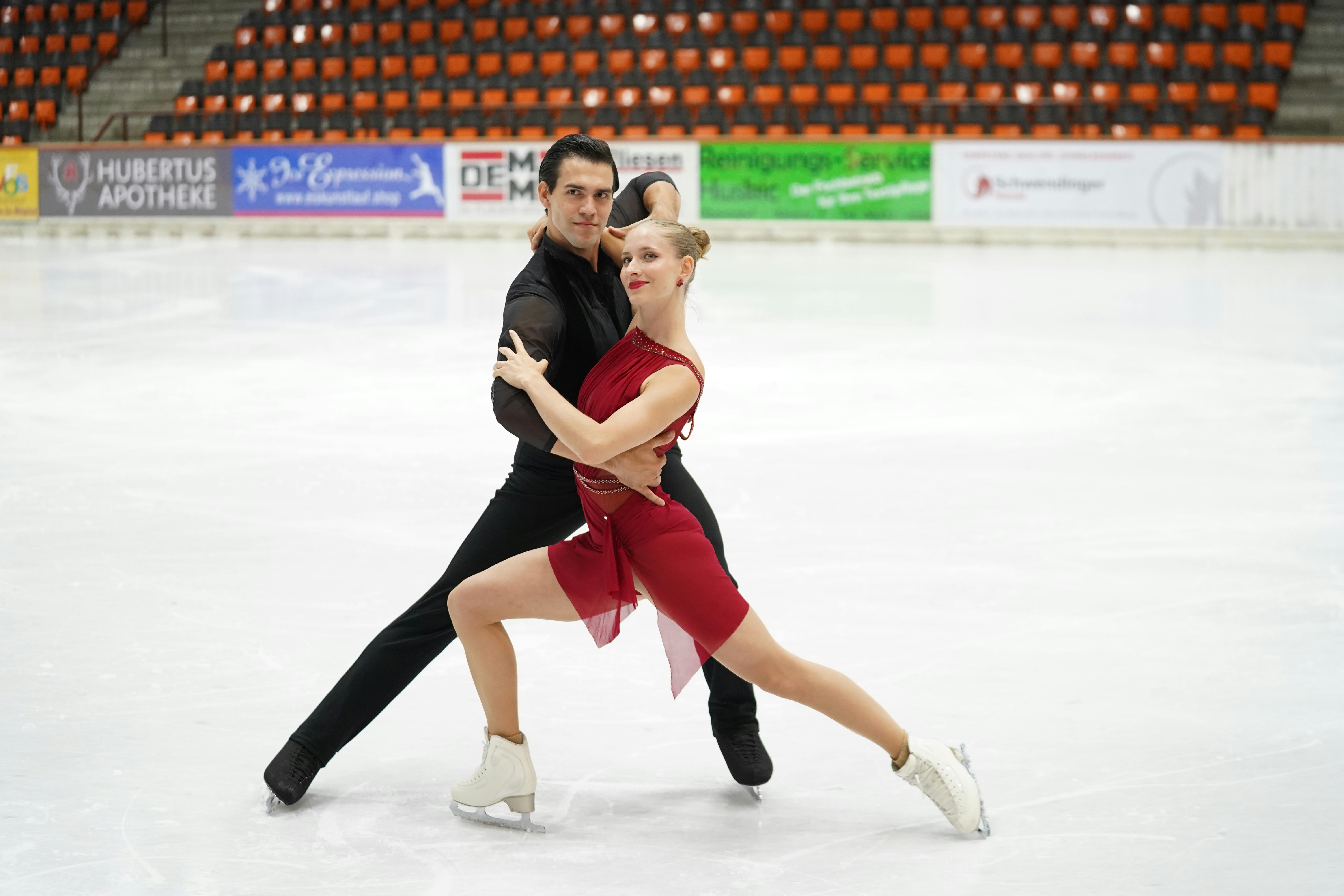 Die Paarlauf-Europameister Minerva Hase/Nikita Volodin zeigen eine Tango-Pose aus ihrem neuen Kurzprogramm.