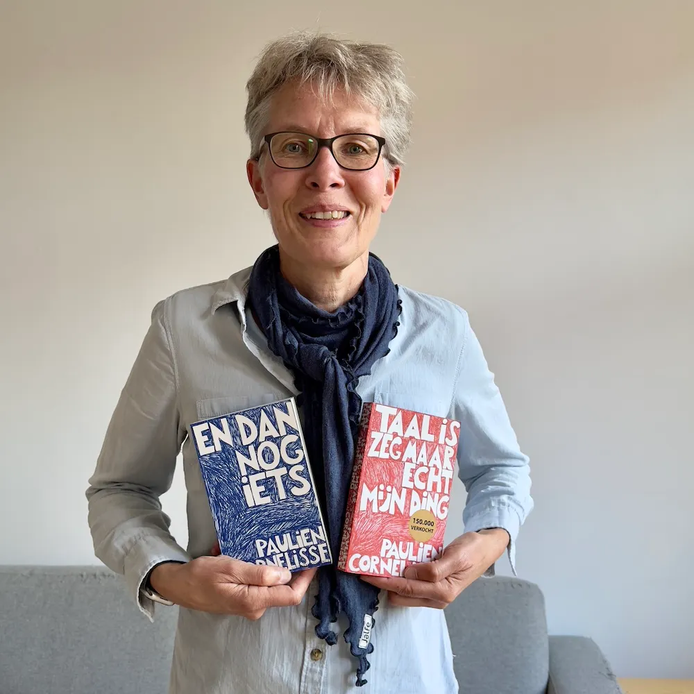 Alex mit den beiden Büchern der monatlichen Buchverlosung