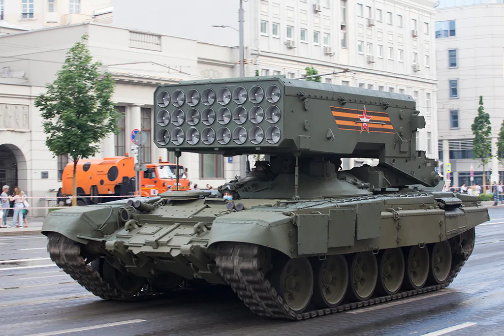 TOS-1 Buratino, offiziell „schweres Flammenwerfer-System“.