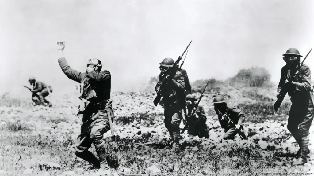 Ein britischer Soldat beim Sturmangriff während des Ersten Weltkriegs erstickt, weil er keine Maske trägt.