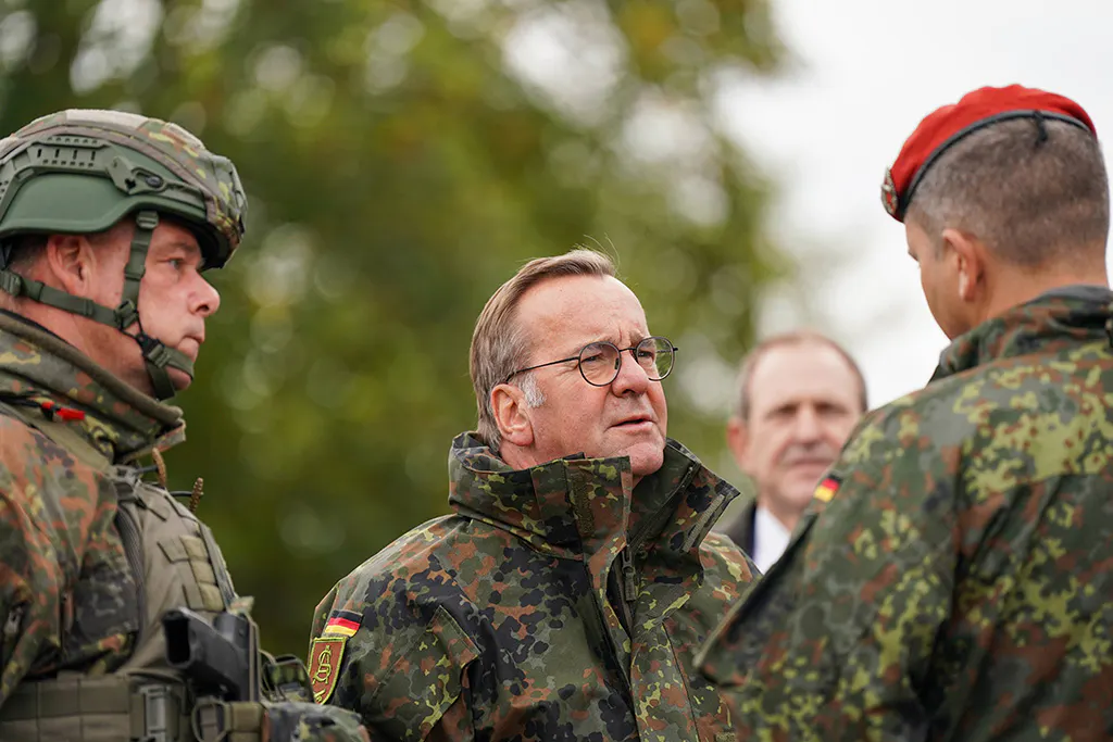 Verteidigungsminister Pistorius beim Truppenbesuch im Gespräch mit Offizieren.