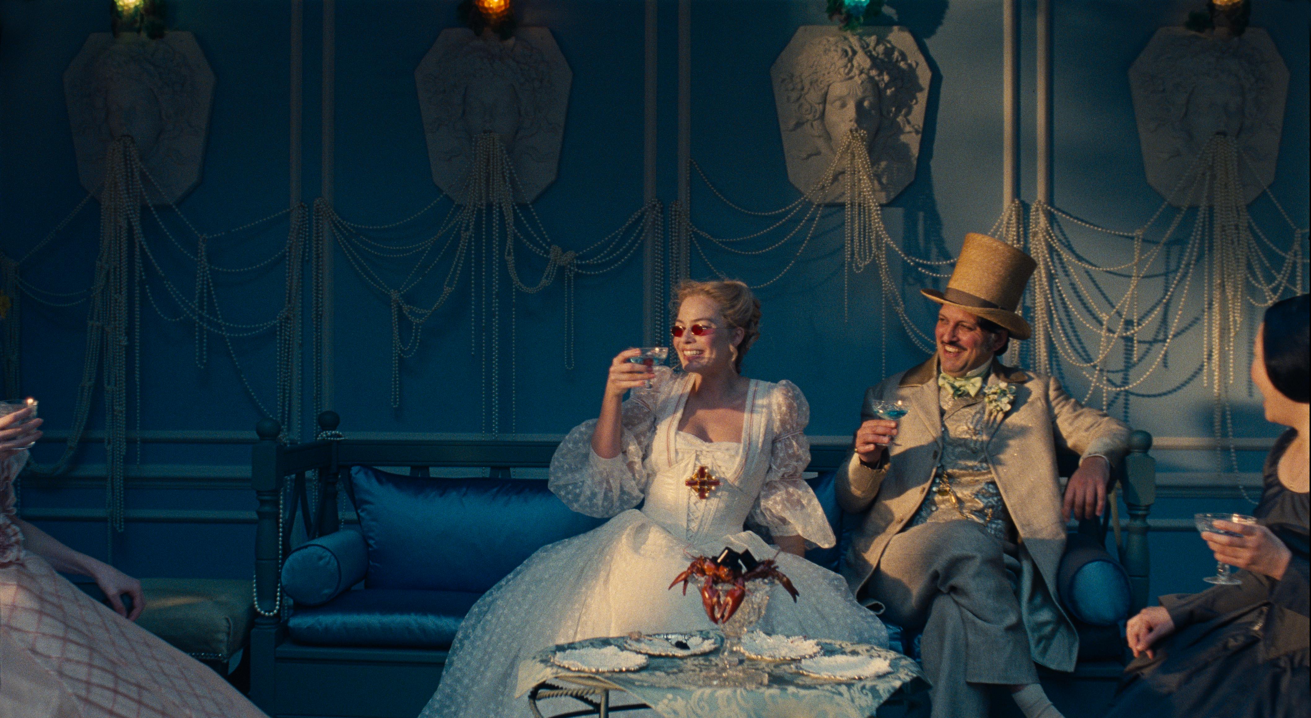 Das Leben als Kostümparty: Catherine (Margot Robbie) und Edgar Linton (Shazad Latif) // © 2026 Warner Bros. Ent. All Rights Reserved