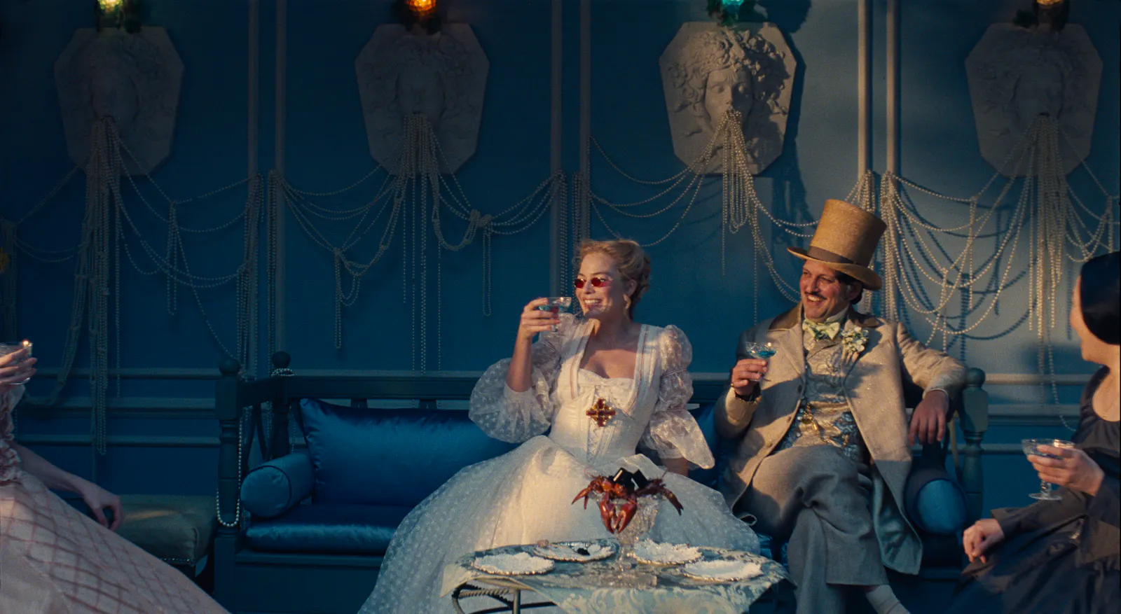 Das Leben als Kostümparty: Catherine (Margot Robbie) und Edgar Linton (Shazad Latif) // © 2026 Warner Bros. Ent. All Rights Reserved