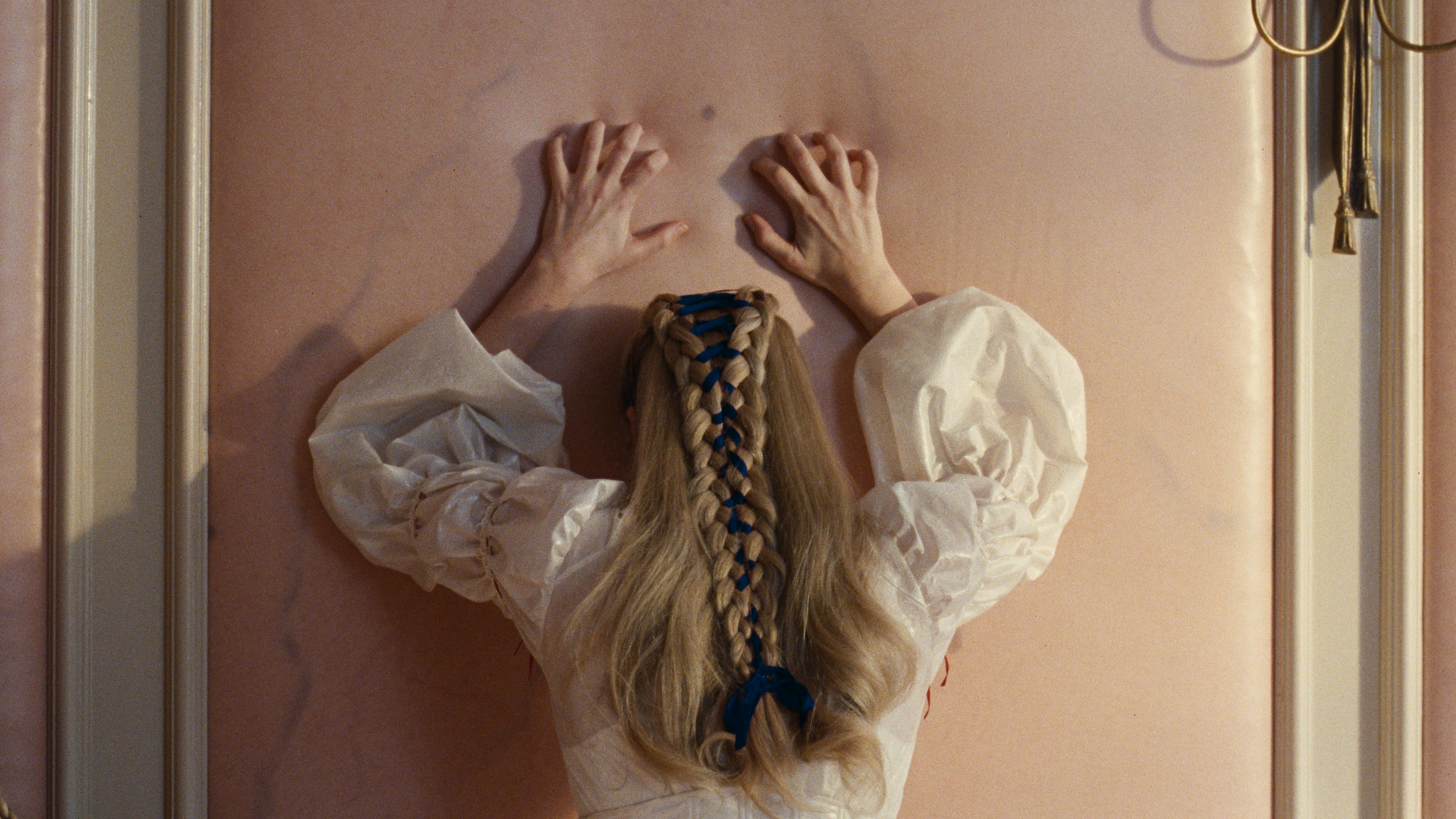 Ton in Ton: Catherine (Margot Robbie) und ihre Wand in Thrushcross Grange // © 2026 Warner Bros. Ent. All Rights Reserved
