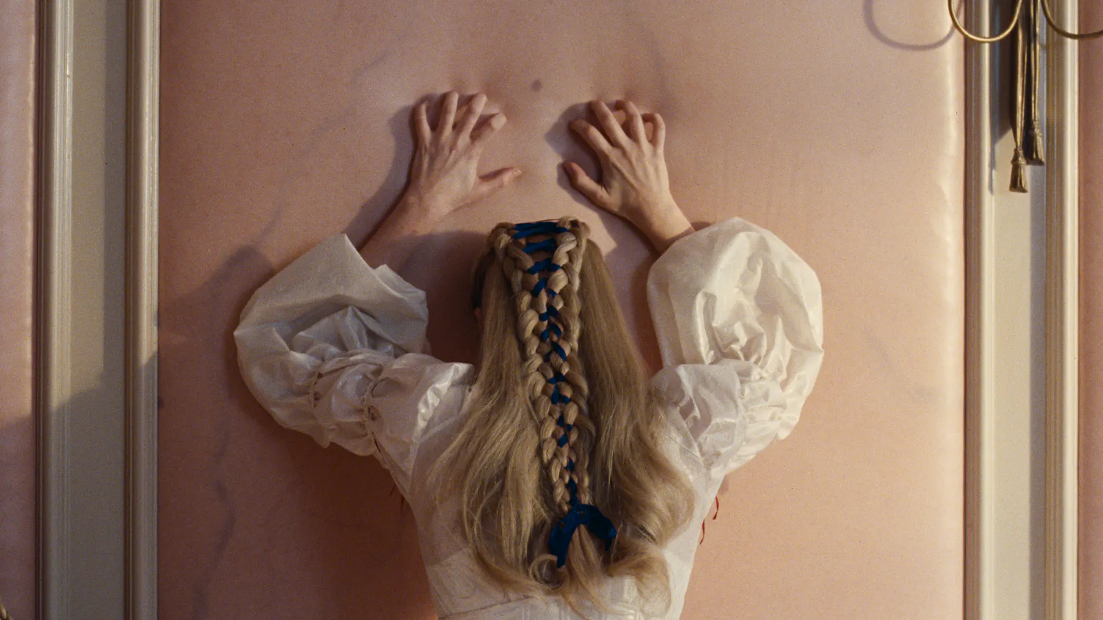 Ton in Ton: Catherine (Margot Robbie) und ihre Wand in Thrushcross Grange // © 2026 Warner Bros. Ent. All Rights Reserved