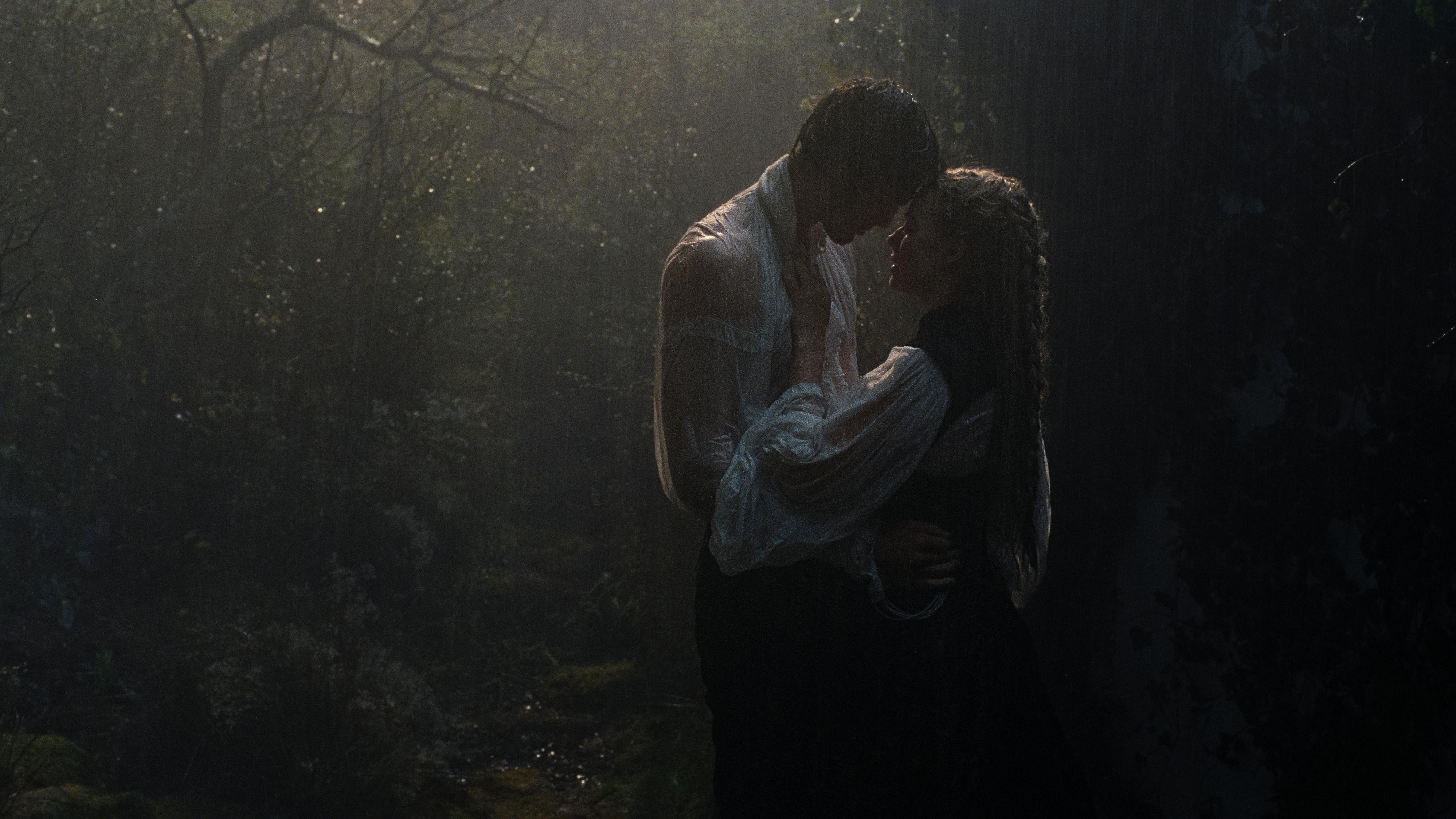 Regenkuss und kaum sexueller Überdruss: Jacob Elordi als "gemachter" Heathcliff und Margot Robbie als Catherine Earnshaw // © 2026 Warner Bros. Ent. All Rights Reserved