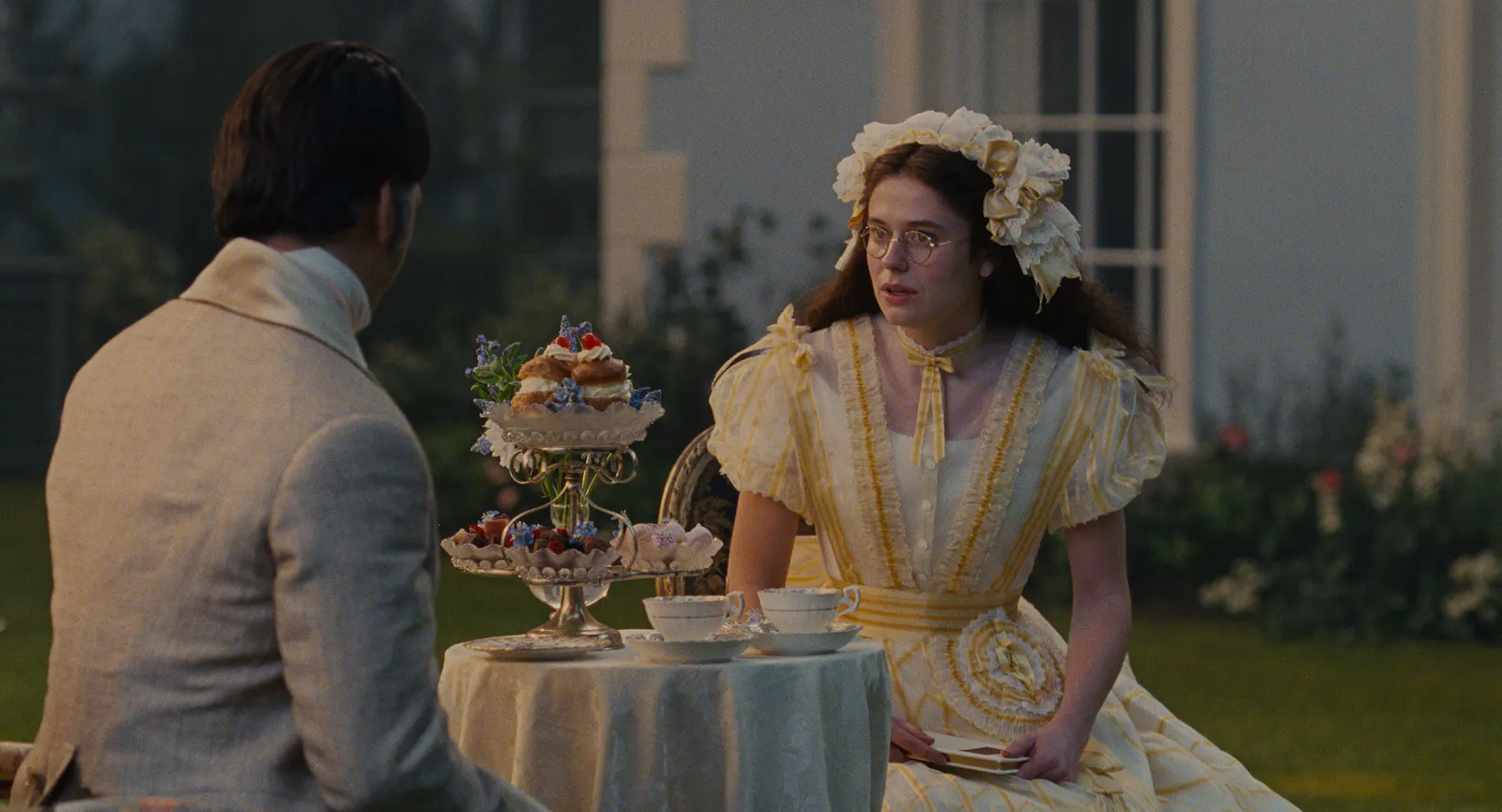 Shazad Latif als Edgar Linton und Mündel Isabella (Alison Oliver) beim Alice-im-Wunderland-Tee und einer Buchbesprechung // © 2026 Warner Bros. Ent. All Rights Reserved