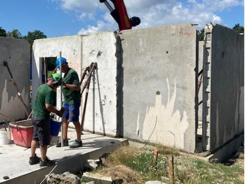 PLATTE ALS ROHSTOFF | Ein DDR-Wohnblock, der Großräschen abgerissen wurde, bekommt ein zweites Leben in Kolkwitz. Beim Anbau an ein Vereinshaus werden die Betonteile neu montiert. Der Bau wird begleitet von der BTU-Bauforscherin Prof. Angelika Mettke und ihrem EU-geförderten Projekt „ReCreate“. Nach Mettkes Berechnungen lassen sich durch vorhandene Bauteile 97 Prozent der CO2-Emissionen einsparen, die bei einer Neuproduktion anfallen würden. Foto: BTU