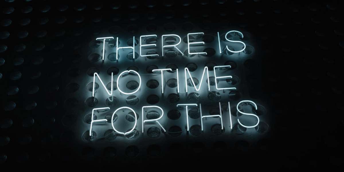 Neonschrift auf schwarzem Grund: There is no time for this