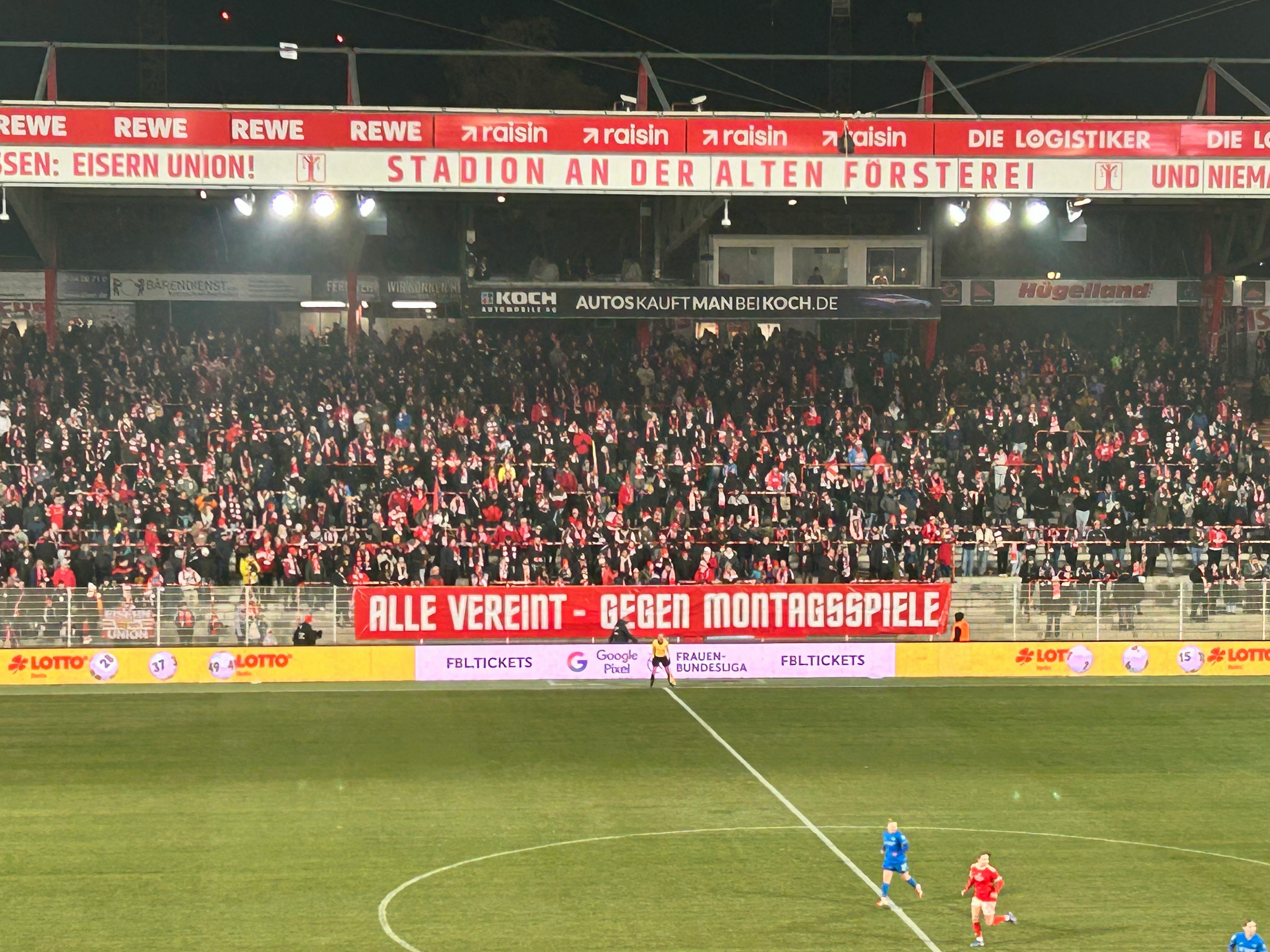 Volle Haupttribüne im Stadion An der Alten Försterei mit dem Banner „Alle vereint – gegen Montagsspiele