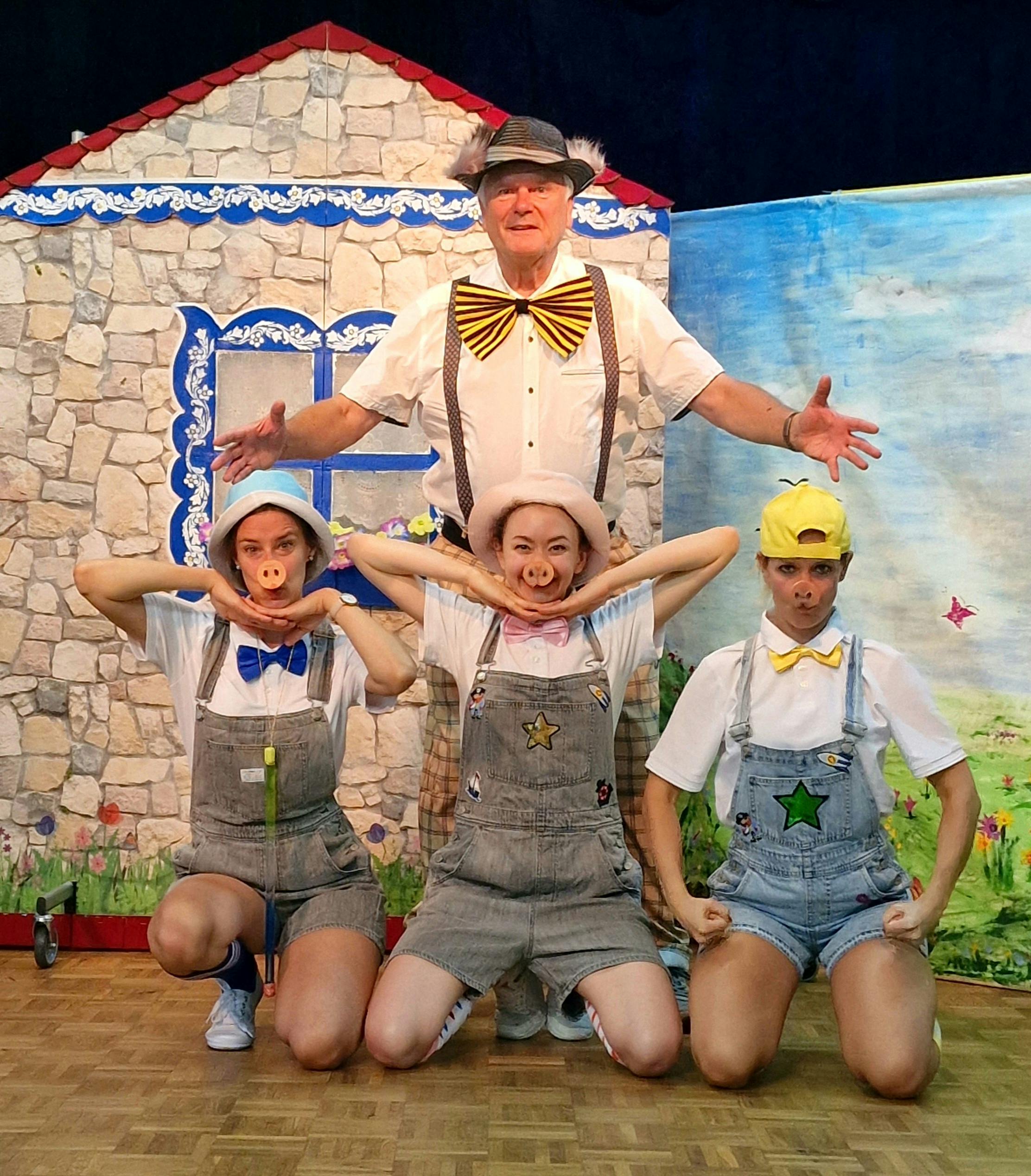 Ein temperamentvolles Spiel des Theater Tredeschin mit drei fröhlichen entzückenden Schweinchen und einem etwas tolpatschigen und garnicht so bösen alten Wolf. Foto: Theater Tredeschin
