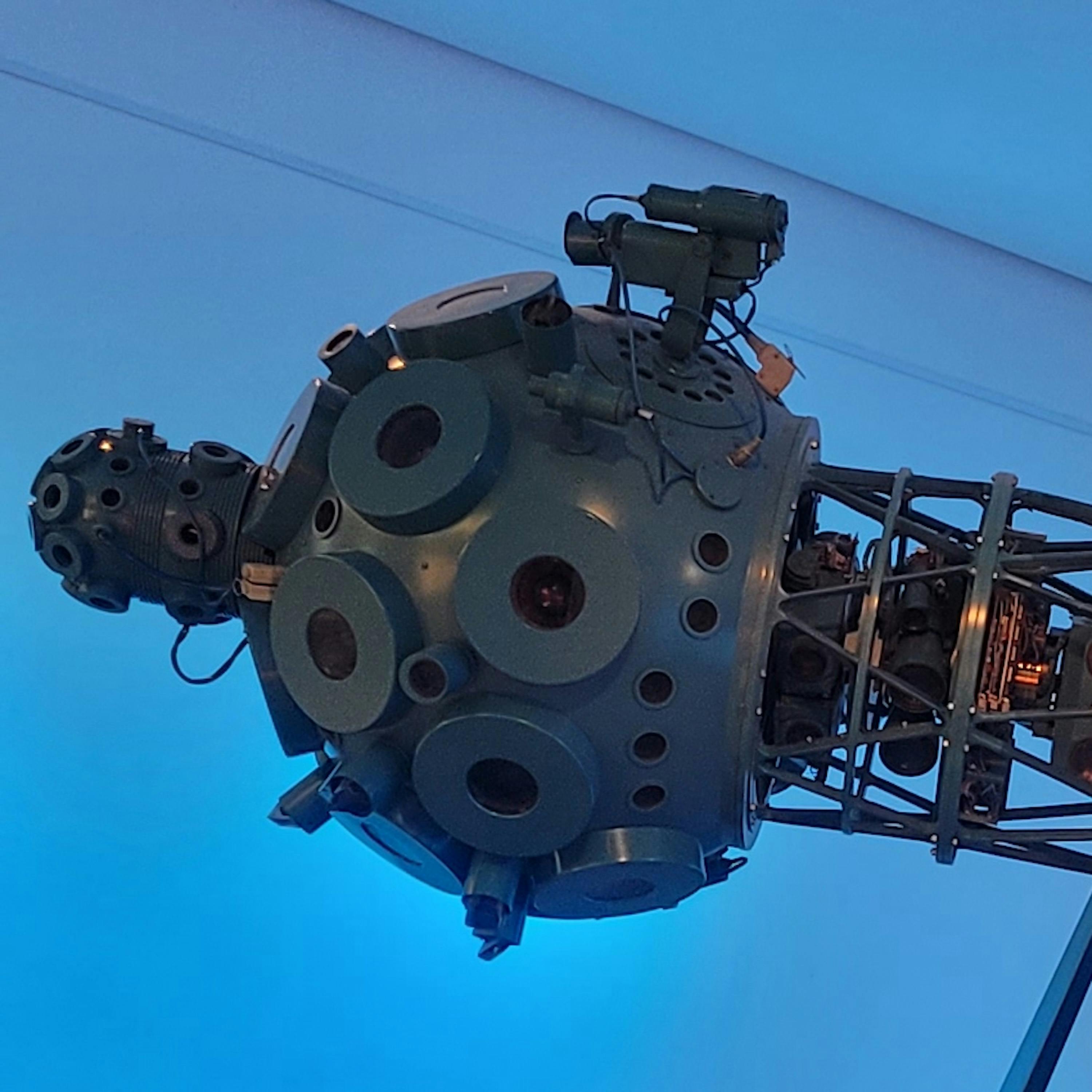 Ausschnitt aus dem Beitragsbild von "Ein Piontextchen für Douglas Adams" mit einem Detail des Zeiss Sternprojektors Cosmorama aus dem Großplanetarium Berlin