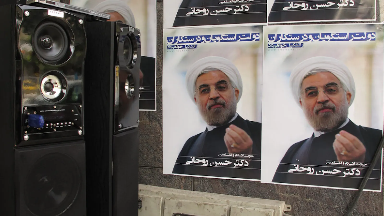 Lautsprecher neben Wahlplakaten im Iran