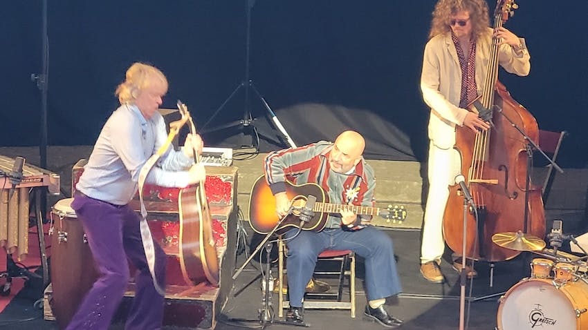 Helge Scheider und mit Band bestehend aus Sandro Giampietro und Leo Richards beim Konzert in Kiel auf der Freilichtbühne Krusenkoppel im August 2025, fotografiert von Christine Piontek