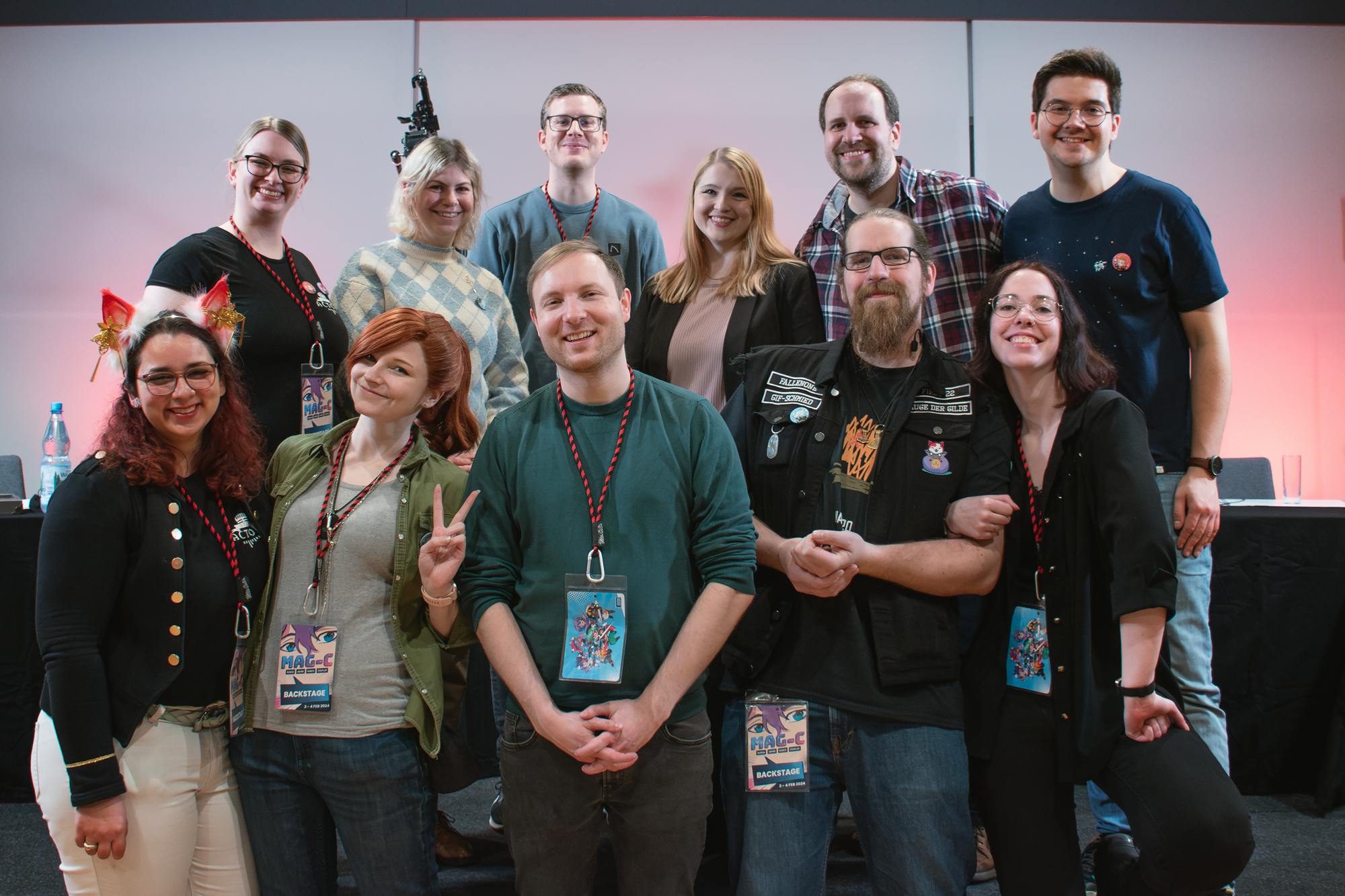 Ein Gruppenfoto vom Team auf der Bühne.

Von links nach rechts, oben:
Carina, Doreaux, Tim, Rieke, Alex, Patze / unten: Aylin, Stephie, Kelly, Max, Julia