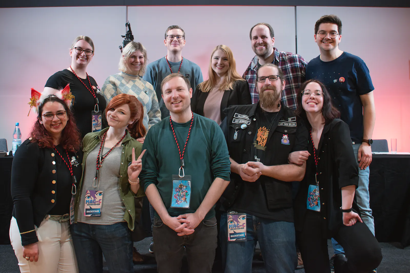 Ein Gruppenfoto vom Team auf der Bühne.
Von links nach rechts, oben:
Carina, Doreaux, Tim, Rieke, Alex, Patze / unten: Aylin, Stephie, Kelly, Max, Julia