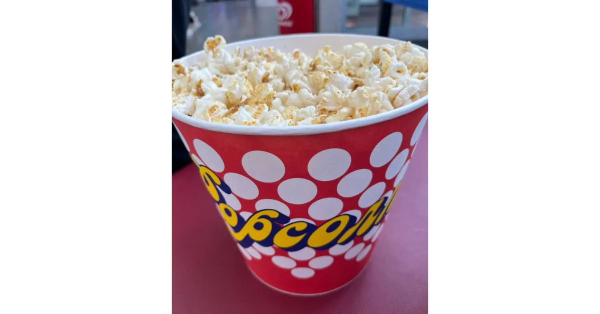 Ein großer Eimer Popcorn im Kino