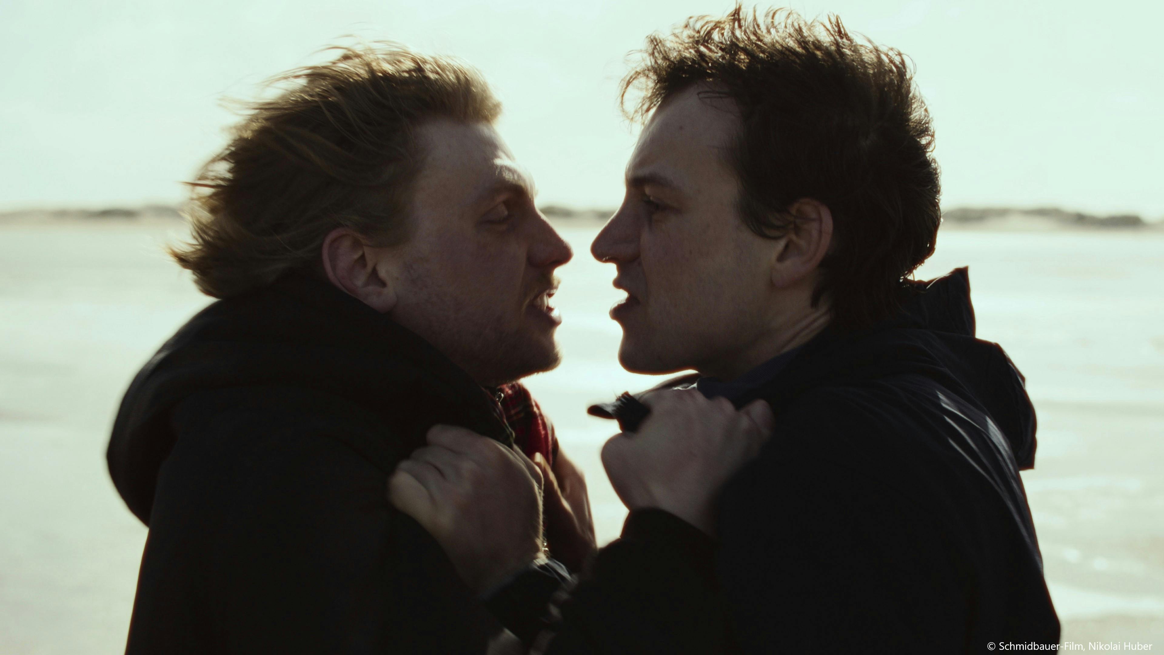 Das Ungesagte zwischen ihnen: Luca (Johannes Nussbaum) und Fiete (Leonard Scheicher) im Watt // © Schmidbauer-Film, Nikolai Huber