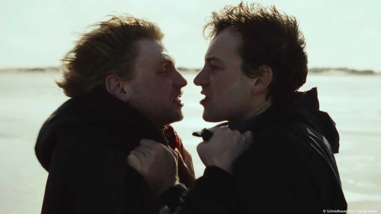 Das Ungesagte zwischen ihnen: Luca (Johannes Nussbaum) und Fiete (Leonard Scheicher) im Watt // © Schmidbauer-Film, Nikolai Huber