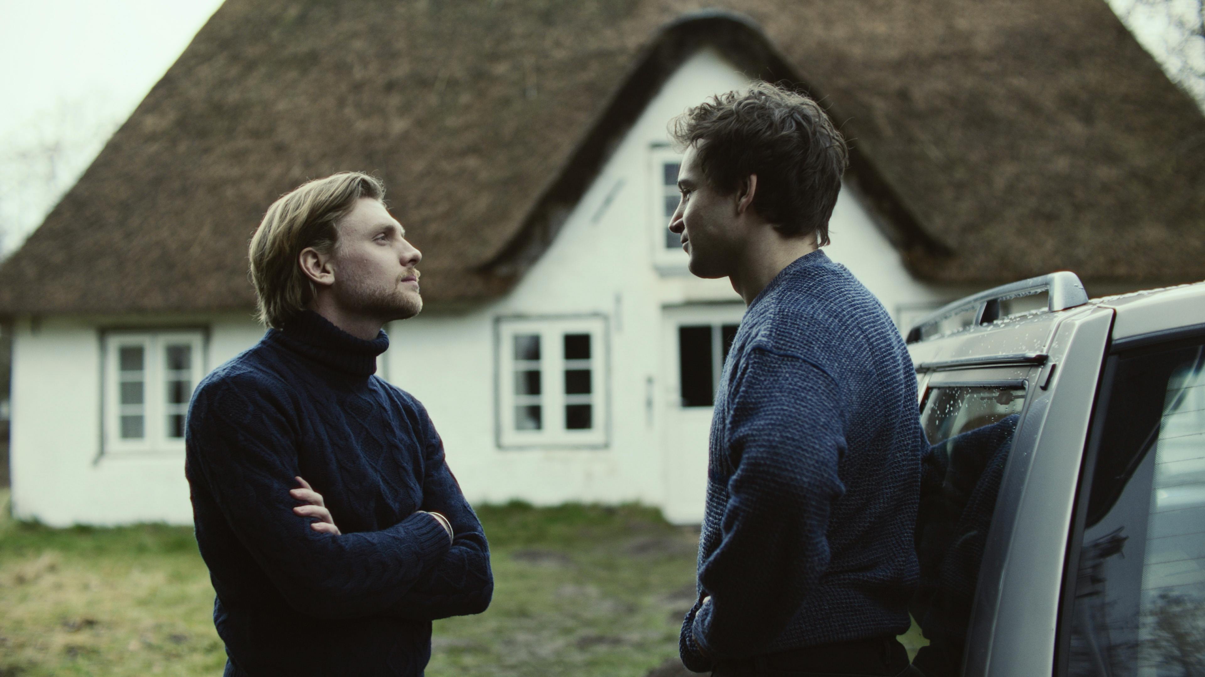 Fiete (Leonard Scheicher, r) und Luca (Johannes Nussbaum, l) treffen sich ungeplant nach zehn Jahren wieder // © Schmidbauer-Film, Nikolai Huber