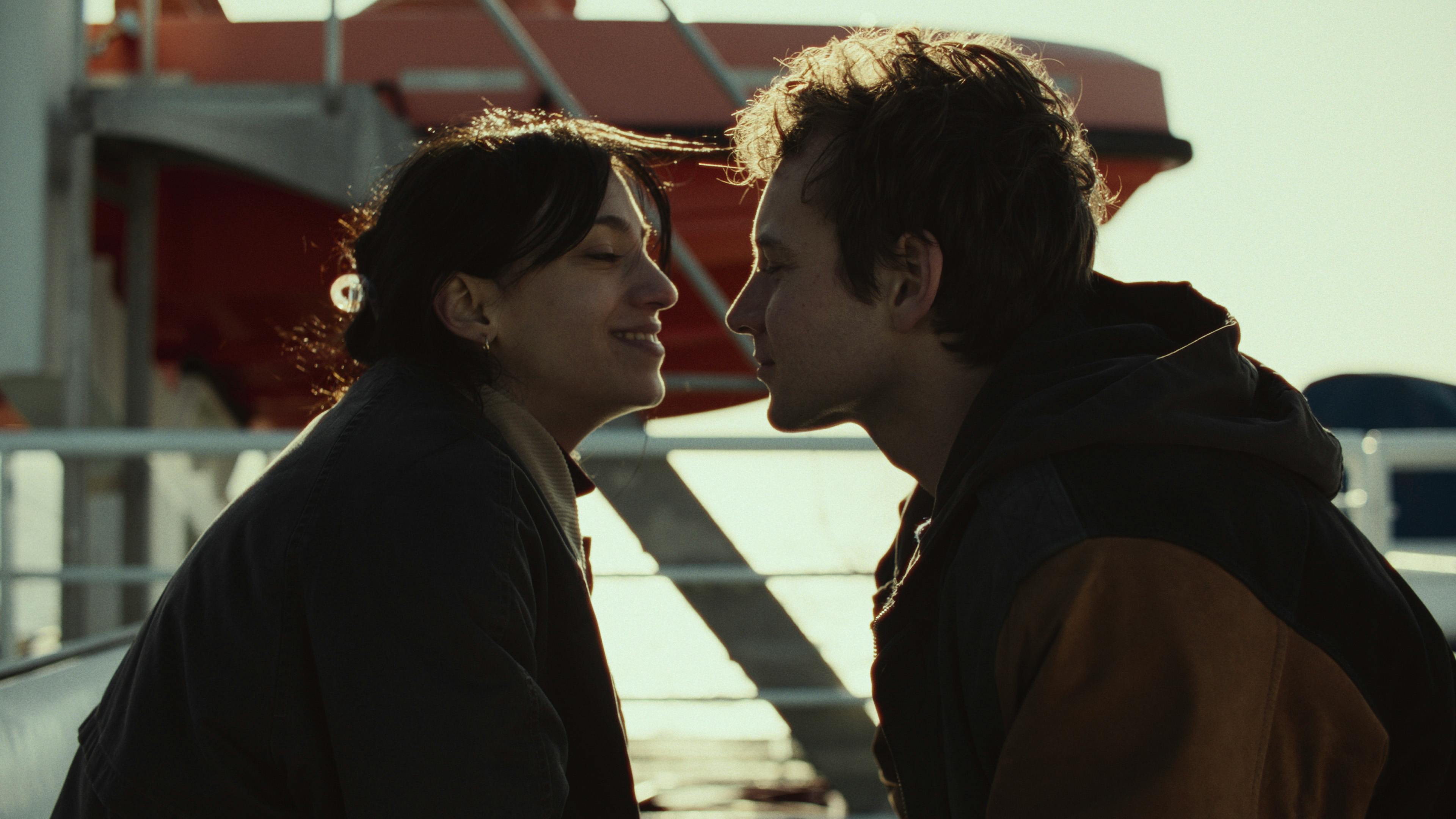 Fiete (Leonard Scheicher, l) möchte mehr Zeit mit seiner Freundin Amiri (Zeynep Bozbay, r) verbringen // © Schmidbauer-Film, Nikolai Huber