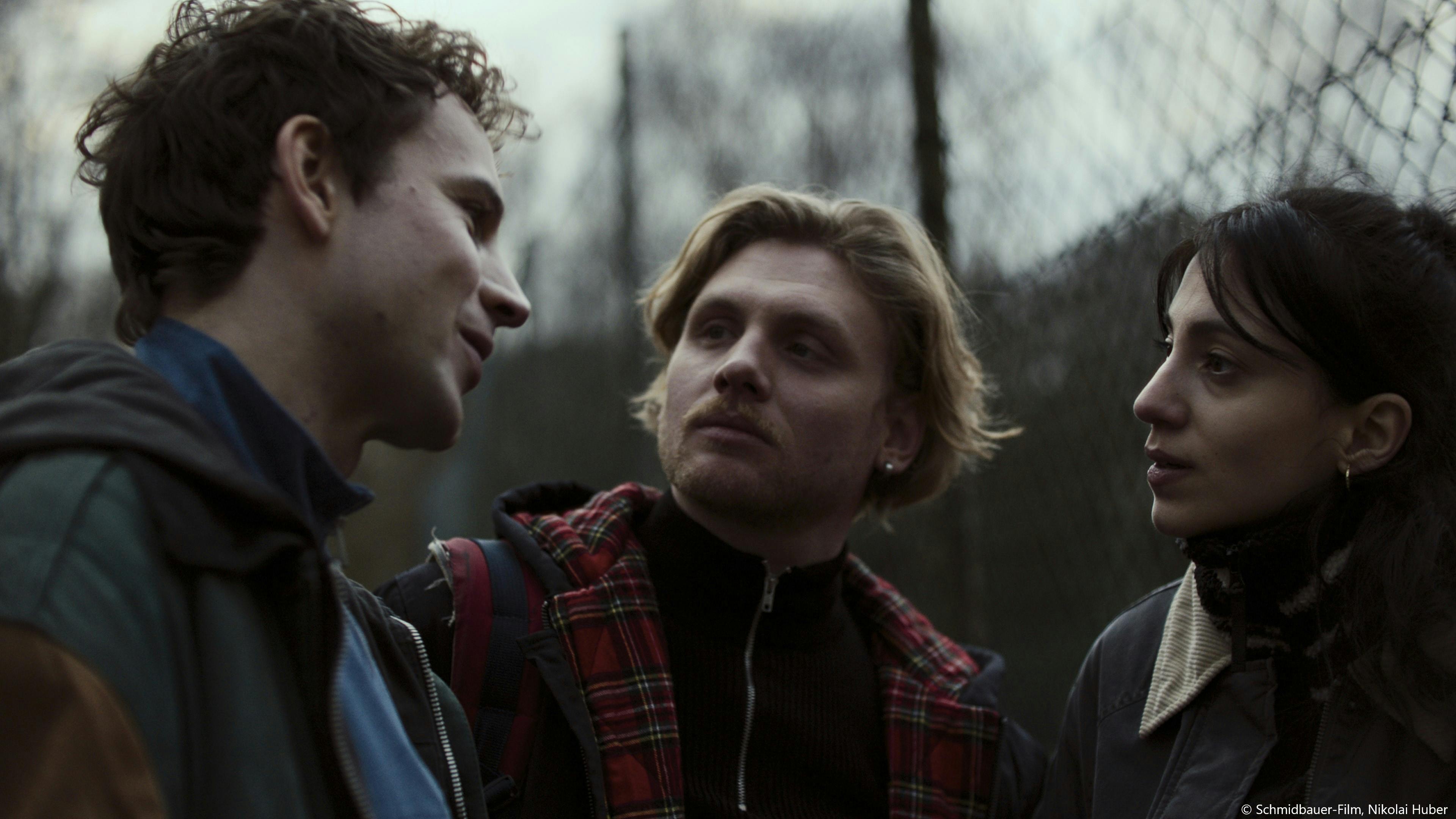 Das Dreiergespann aus Bubbles - Fiete (Leonard Scheicher, l), Luca (Johannes Nussbaum, m) und Amiri (Zeynep Bozbay, r) // © Schmidbauer-Film, Nikolai Huber