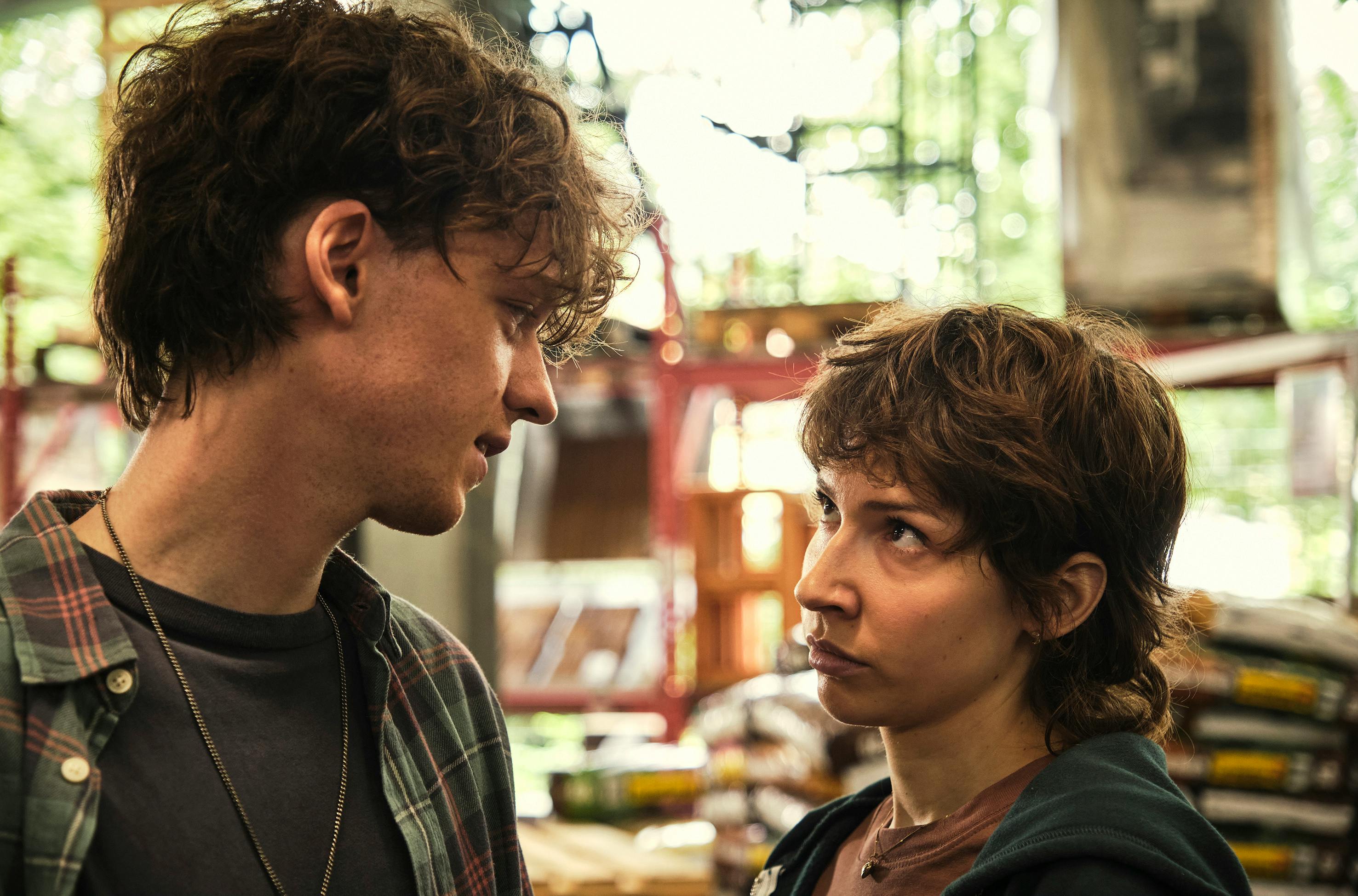 Für Mike (Jeremias Meyer, li.) und Nisha (Amina Merai) ist das Wichtigste, dass sie zusammenbleiben können.

© SWR/Benoît Linder
