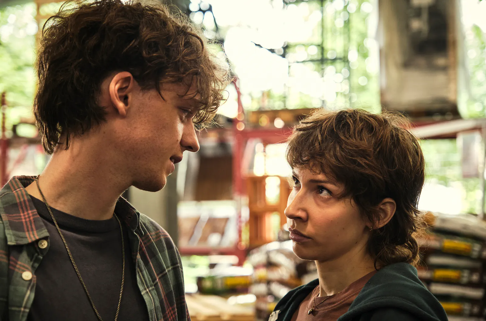 Für Mike (Jeremias Meyer, li.) und Nisha (Amina Merai) ist das Wichtigste, dass sie zusammenbleiben können.
© SWR/Benoît Linder