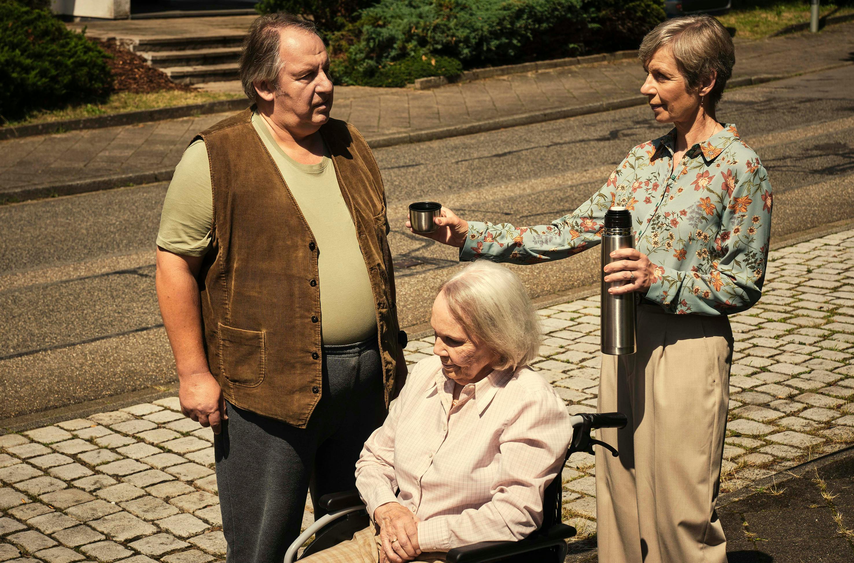 Gerlinde Wagner (Anna Stieblich) und ihr Nachbar Erwin Ramthor (Wolf Bachofner, li) haben ein nicht gerade inniges Verhältnis. Aber die beunruhigenden Vorfälle bei ihren gemeinsamen Nachbarn lassen Gerlinde darüber hinwegsehen

© SWR/Benoît Linder