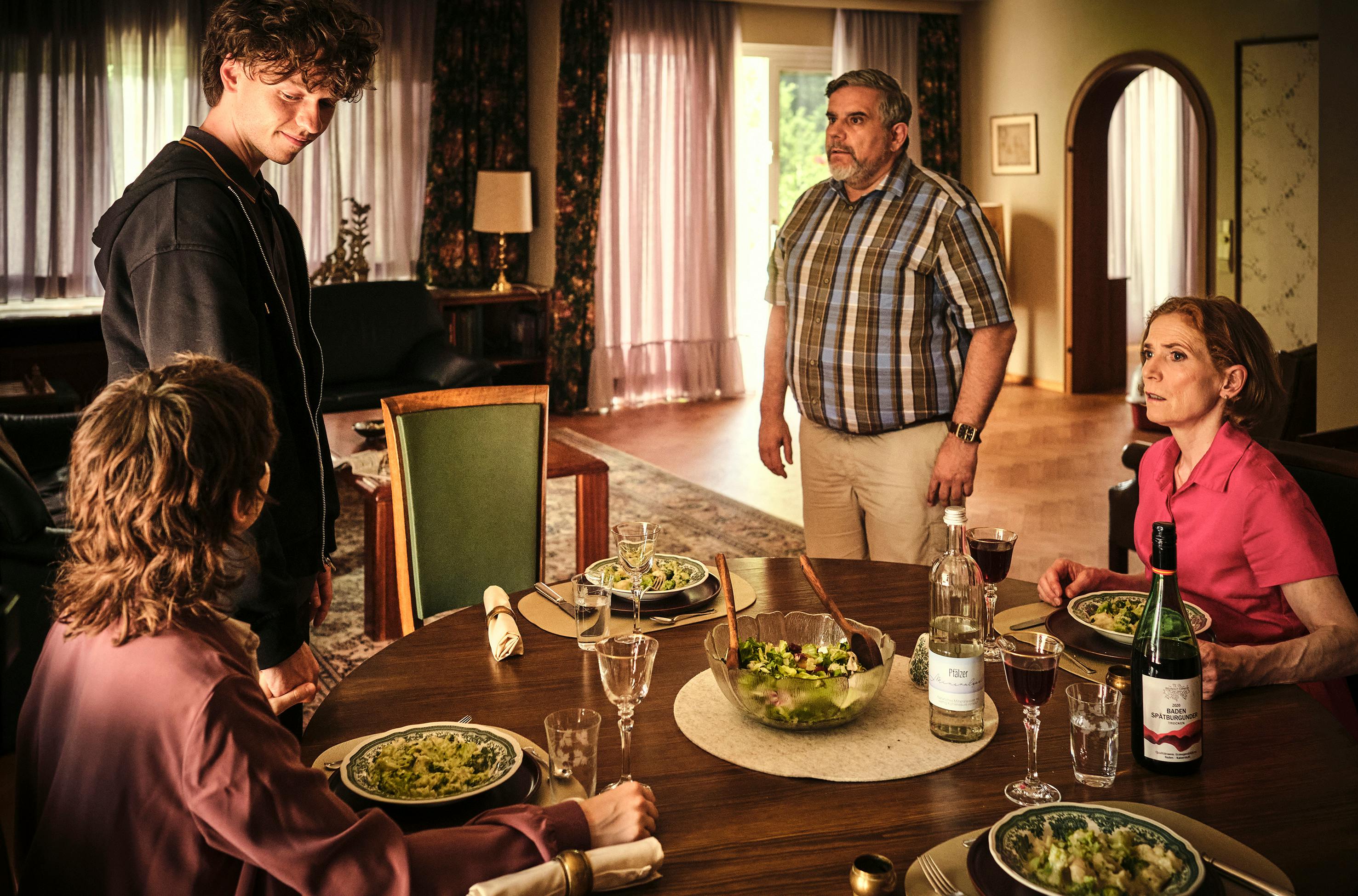 Mikes Eltern Gustav (Bruno Cathomas) und Emilia (Judith Hofmann) sind schockiert, als sie hören, dass Mike (Jeremias Meyer) und Nisha (Amina Merai) ein Kind erwarten und so bald wie möglich heiraten wollen // © SWR/Benoît Linder