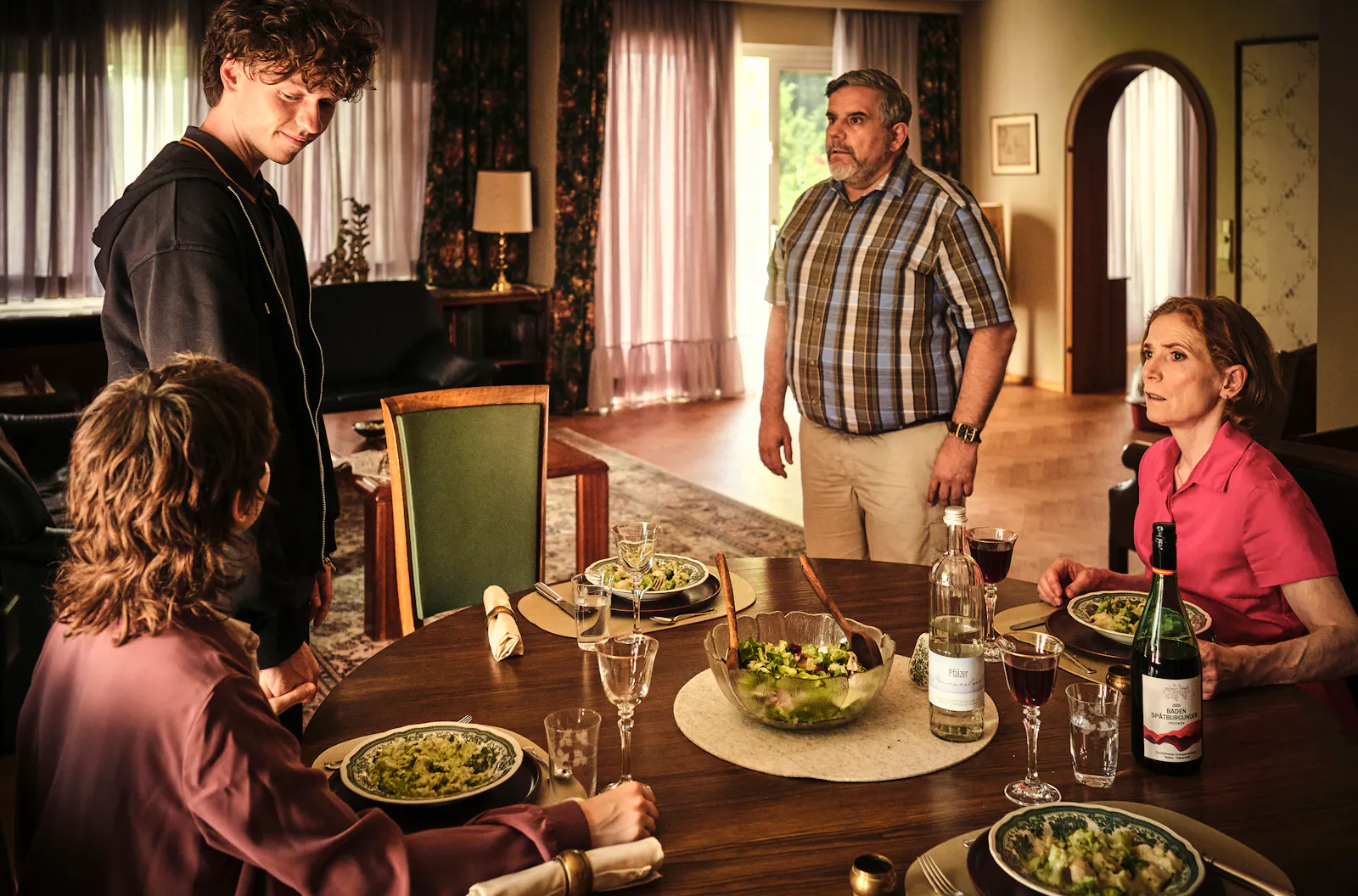 Mikes Eltern Gustav (Bruno Cathomas) und Emilia (Judith Hofmann) sind schockiert, als sie hören, dass Mike (Jeremias Meyer) und Nisha (Amina Merai) ein Kind erwarten und so bald wie möglich heiraten wollen // © SWR/Benoît Linder