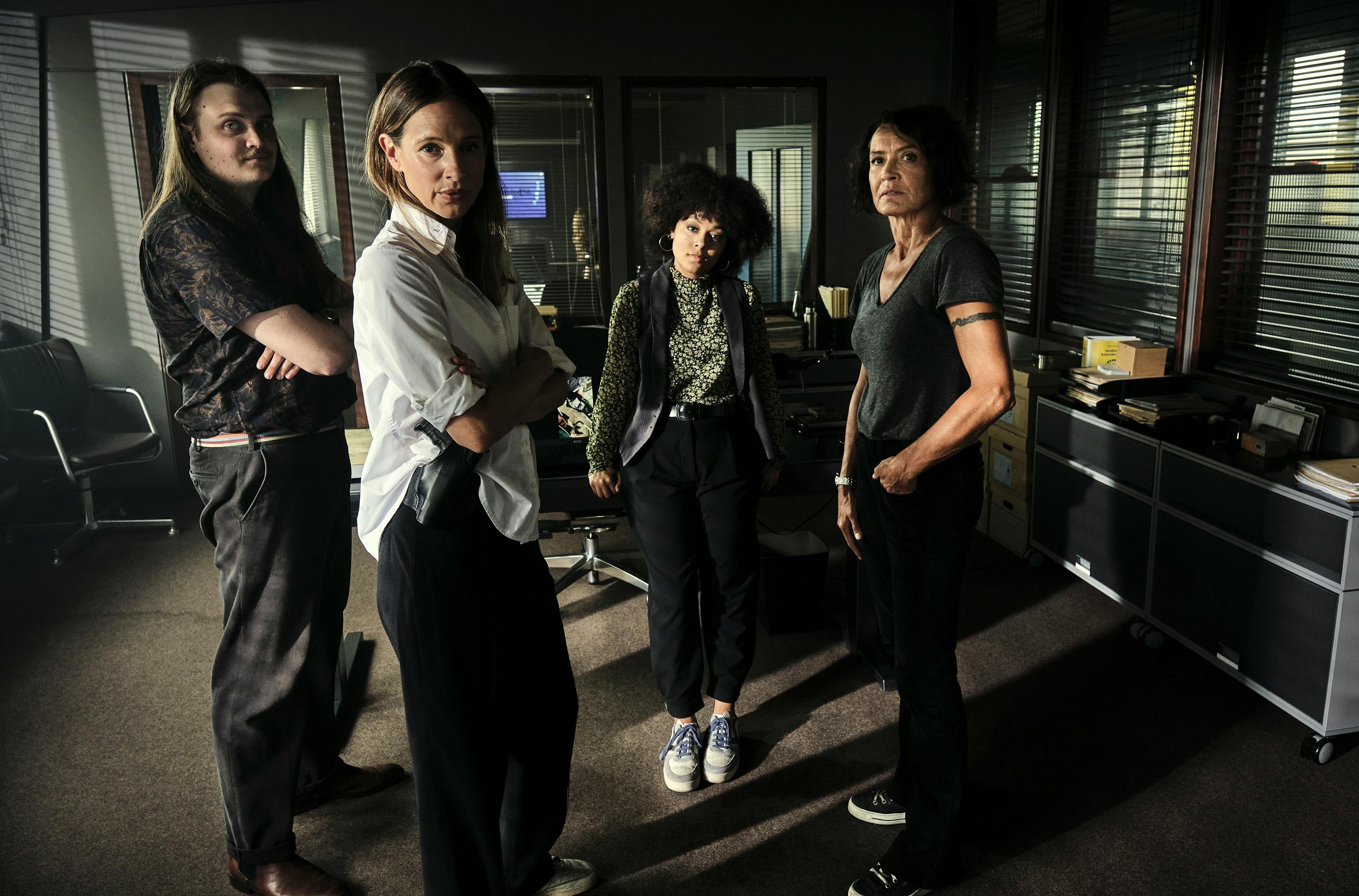 Gute Zusammenarbeit im Ludwigshafener Präsidium: Nico Langenkamp (Johannes Scheidweiler), Johanna Stern (Lisa Bitter), Mara Hermann (Davina Chanel Fox) und Lena Odenthal (Ulrike Folkerts) // © SWR/Benoît Linder