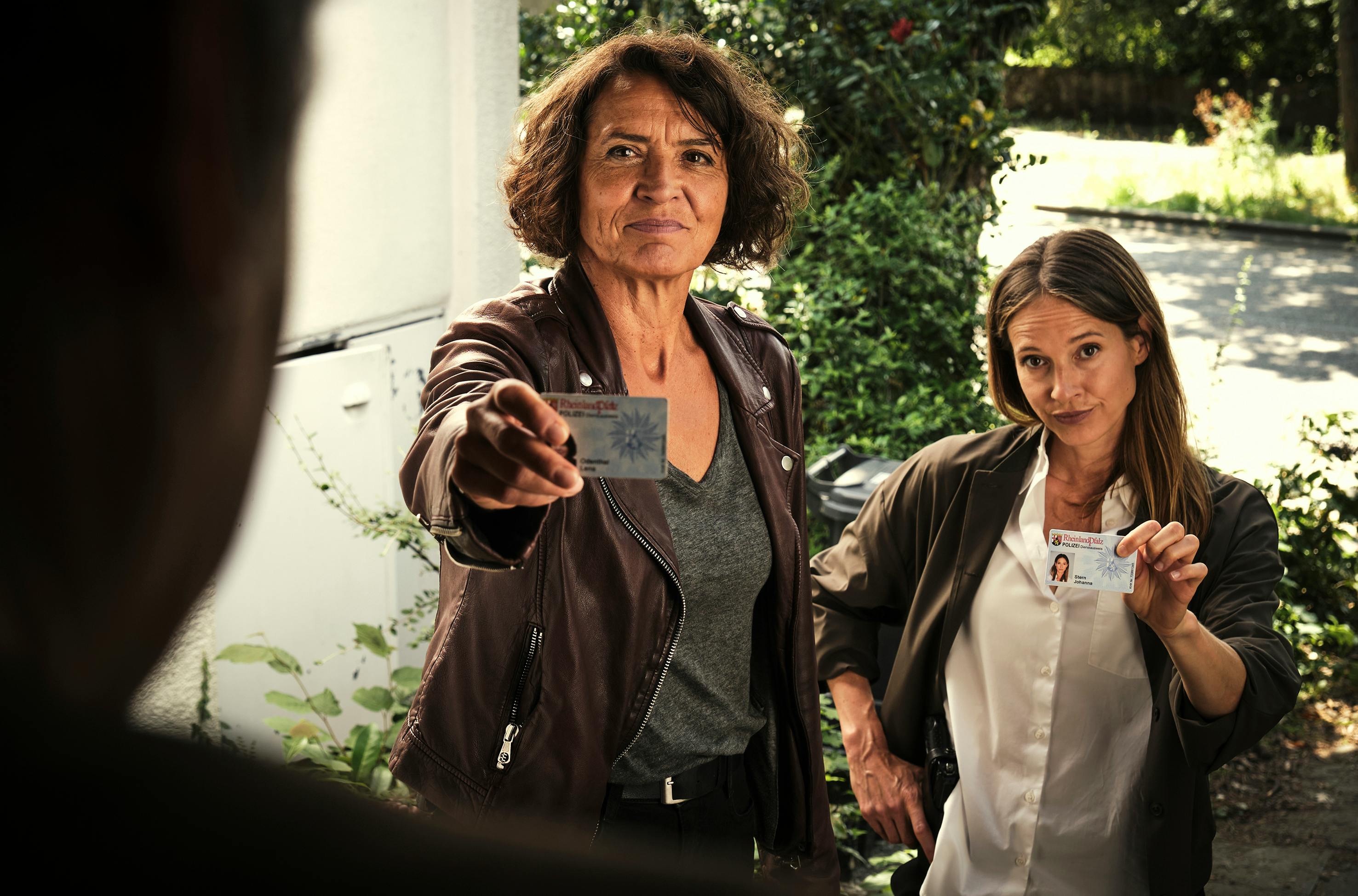 Mit Misstrauen empfangen zu werden, kann Lena (Ulrike Folkerts, li) und Johanna (Lisa Bitter) nicht aus der Ruhe bringen // © SWR/Benoît Linder