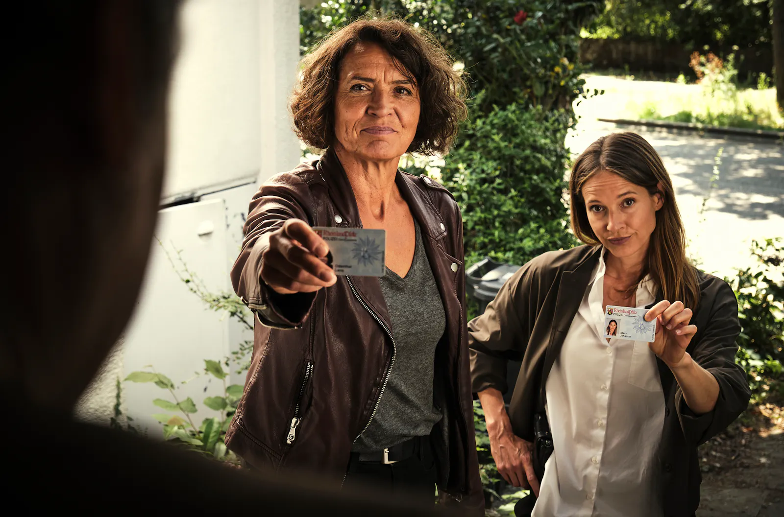 Mit Misstrauen empfangen zu werden, kann Lena (Ulrike Folkerts, li) und Johanna (Lisa Bitter) nicht aus der Ruhe bringen // © SWR/Benoît Linder