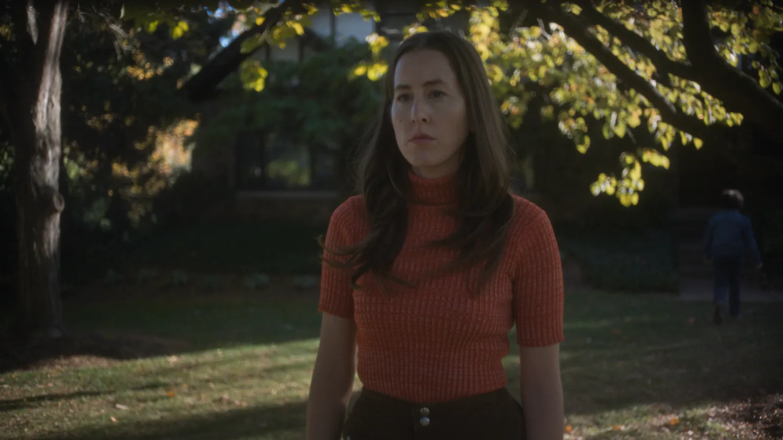 Terri Mooney (Alana Haim) steht im Garten ihrer Eltern // © 2025 Mastermind Movie Inc.