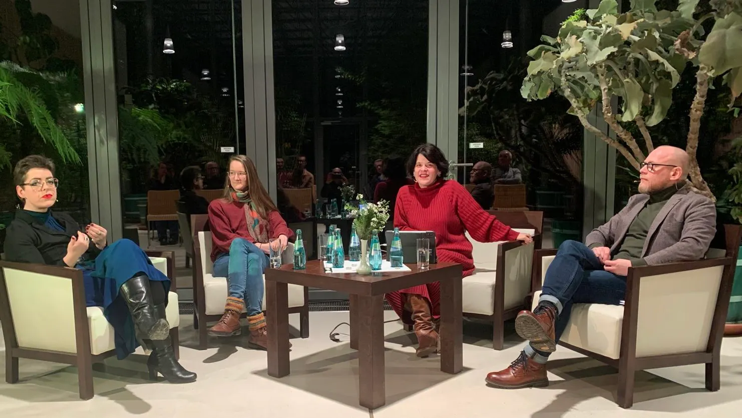 Der Talk live am 11. Februar 2026 im Grünen Salon: Elisabeth Haufe (v.l.), Wilhelmine Buscha und Christoph Meißelbach im Gespräch mit Christine Keilholz, Chefredakteurin von Neue Lausitz. Foto: Daniel George