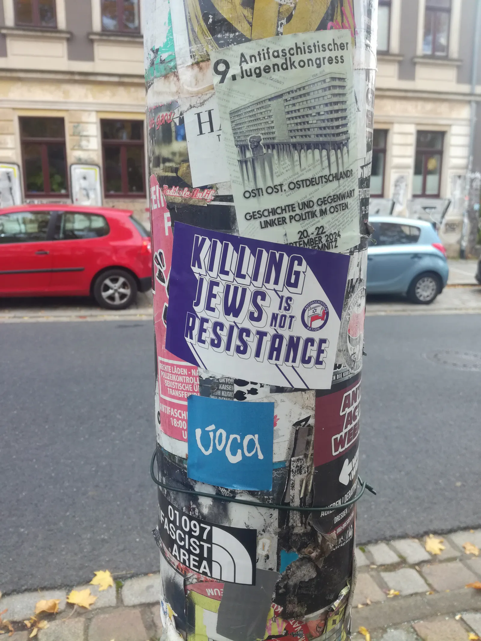 Antifa Aufkleber auf Laternenmast. U.a Killing Jews is Not Resistance Dresden Rudolf-Leonhard Straße