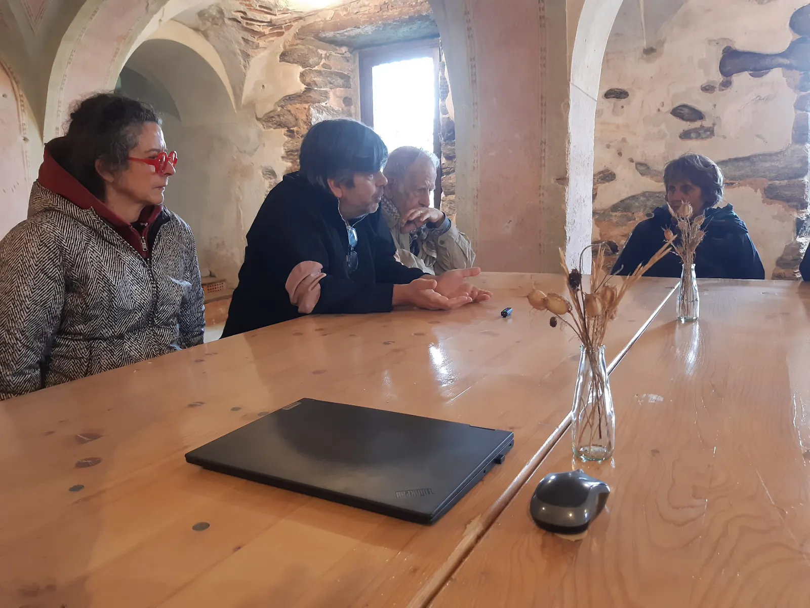 Tavolo dove si è svolta la discussione alla Trappa. Parla Giampiero Monaca