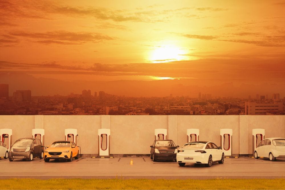 Des véhicules électriques en charge dans un parking municipal pendant une vague de chaleur.