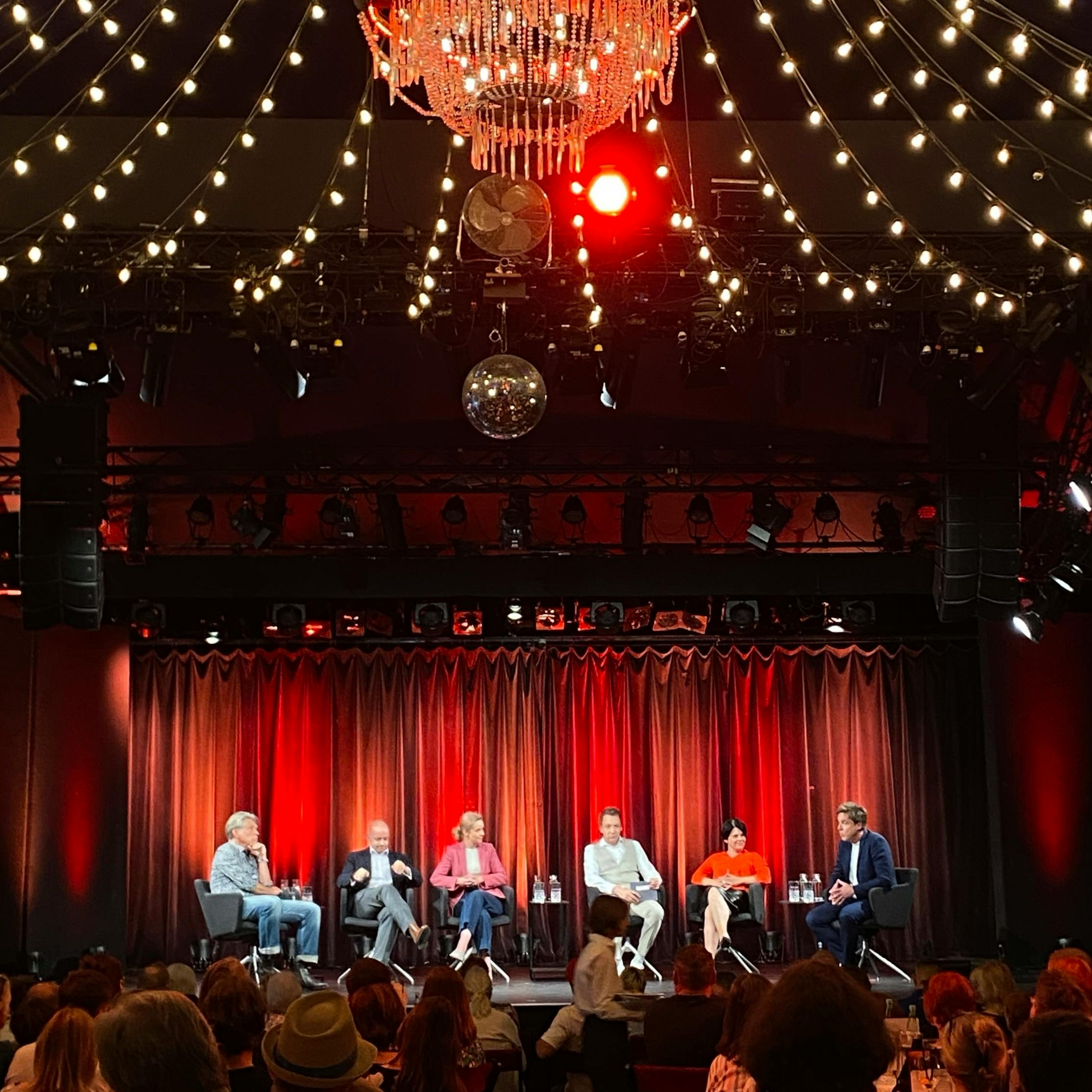 NEUE LAUSITZ IN BERLIN | „Die Nervosität wächst - 100 Tage bis Sachsen-Anhalt“. Unter diesem Titel hat der rbb-Sender Radioeins am Sonntag zum Kommentatoren-Talk ins Tipi am Kanzleramt geladen. Vor ausverkauftem Haus wurde über die anstehende Landtagswahl und den Umgang mit der AfD diskutiert. Mit dabei: Moderator Marco Seiffert, Markus Feldenkirchen (Spiegel), Marc Felix Serrao (Axel Springer), Nicole Diekmann (ZDF), Hajo Schumacher (Podcast Elefantenrunde) und Neue-Lausitz-Chefredakteurin Christine Keilholz. 
Foto: Gereon Wintz